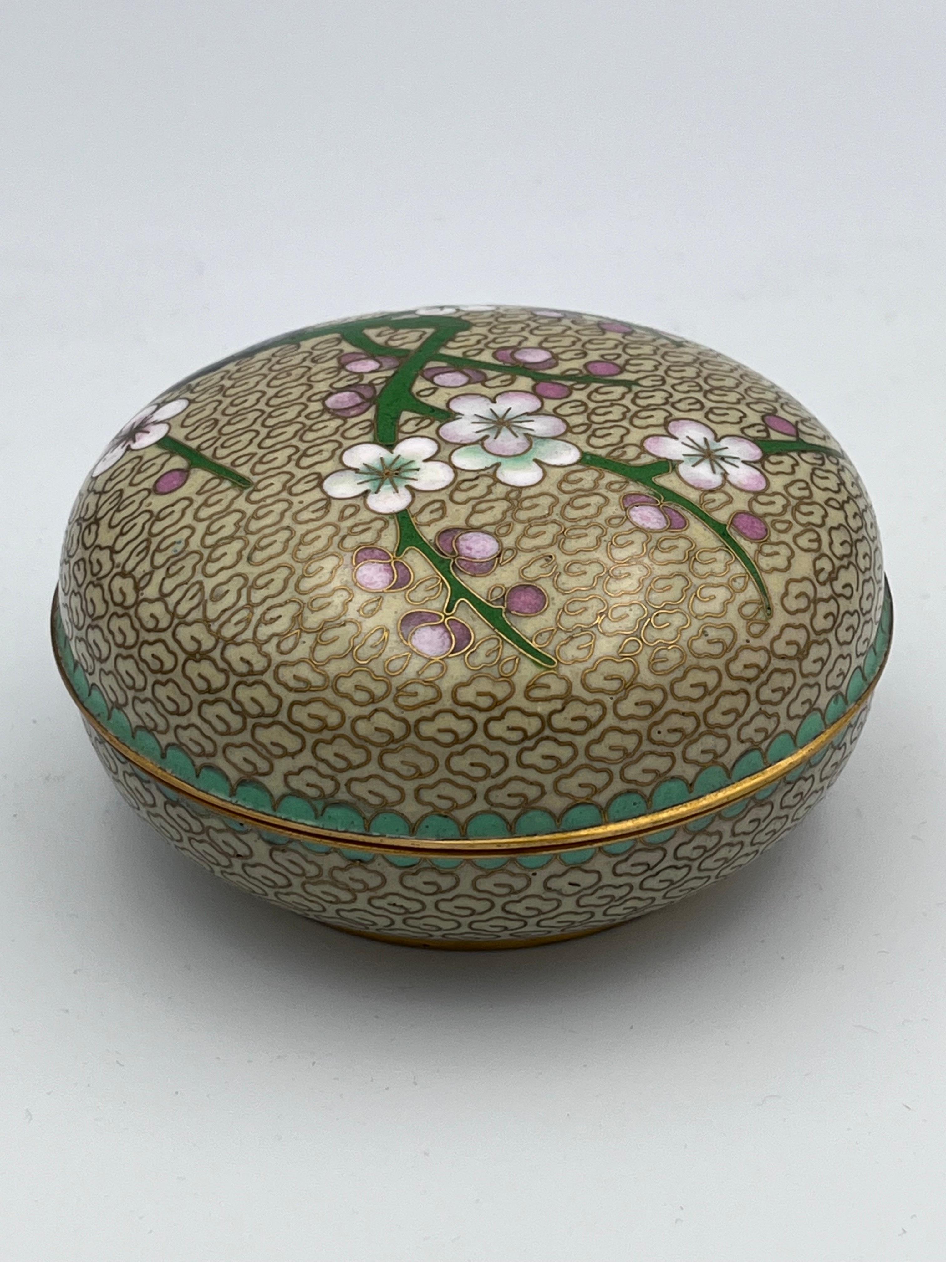 Elegante Joyero Cloisonné Flor de Cerezo Esmaltado con Interior Teal en venta 3