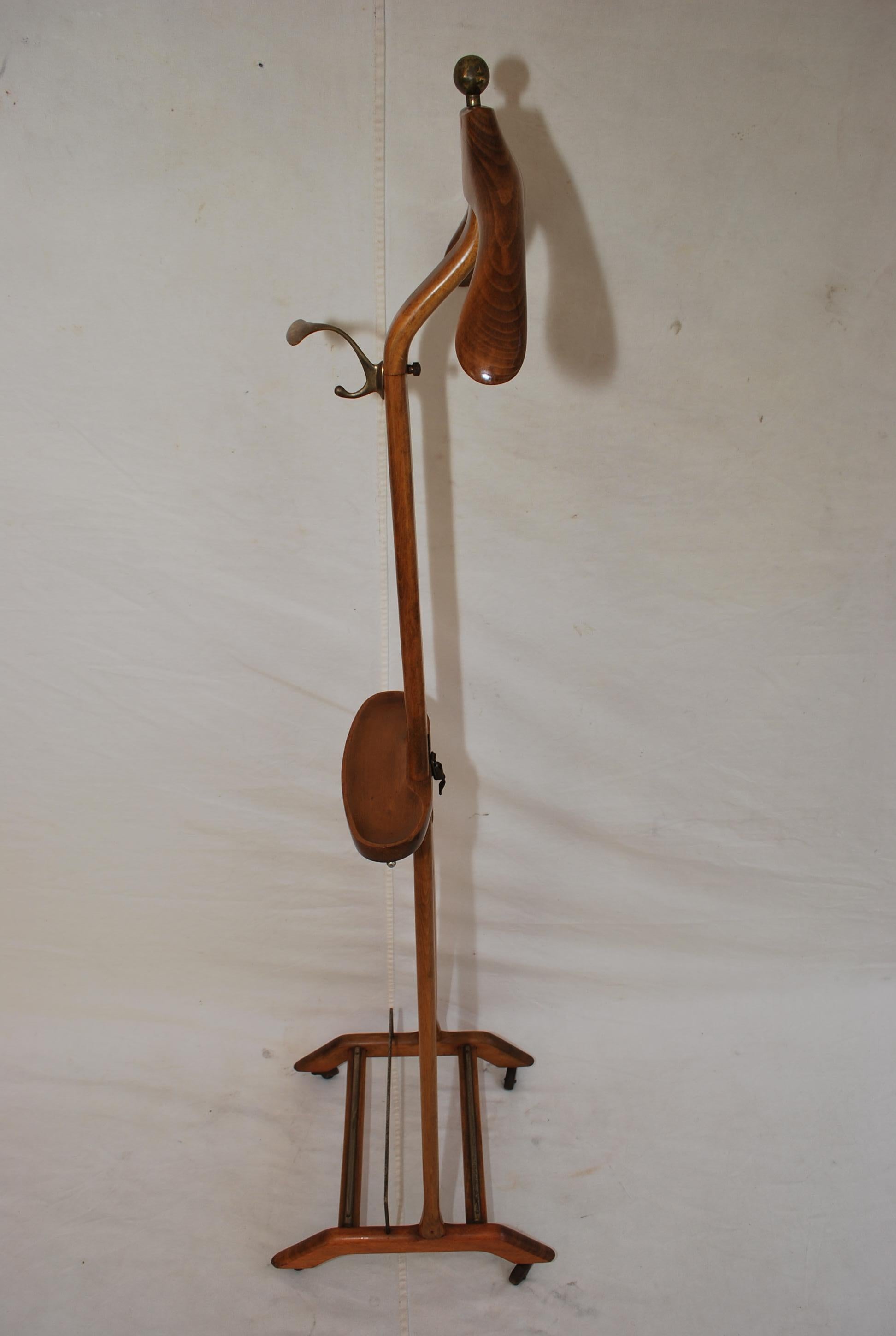 Un bellissimo ed elegante portabiti, disegnato da Ico Parisi, realizzato in legno di faggio, con un piccolo inserto in ottone.  Le barre telescopiche in ottone sono molto carine, si possono estrarre