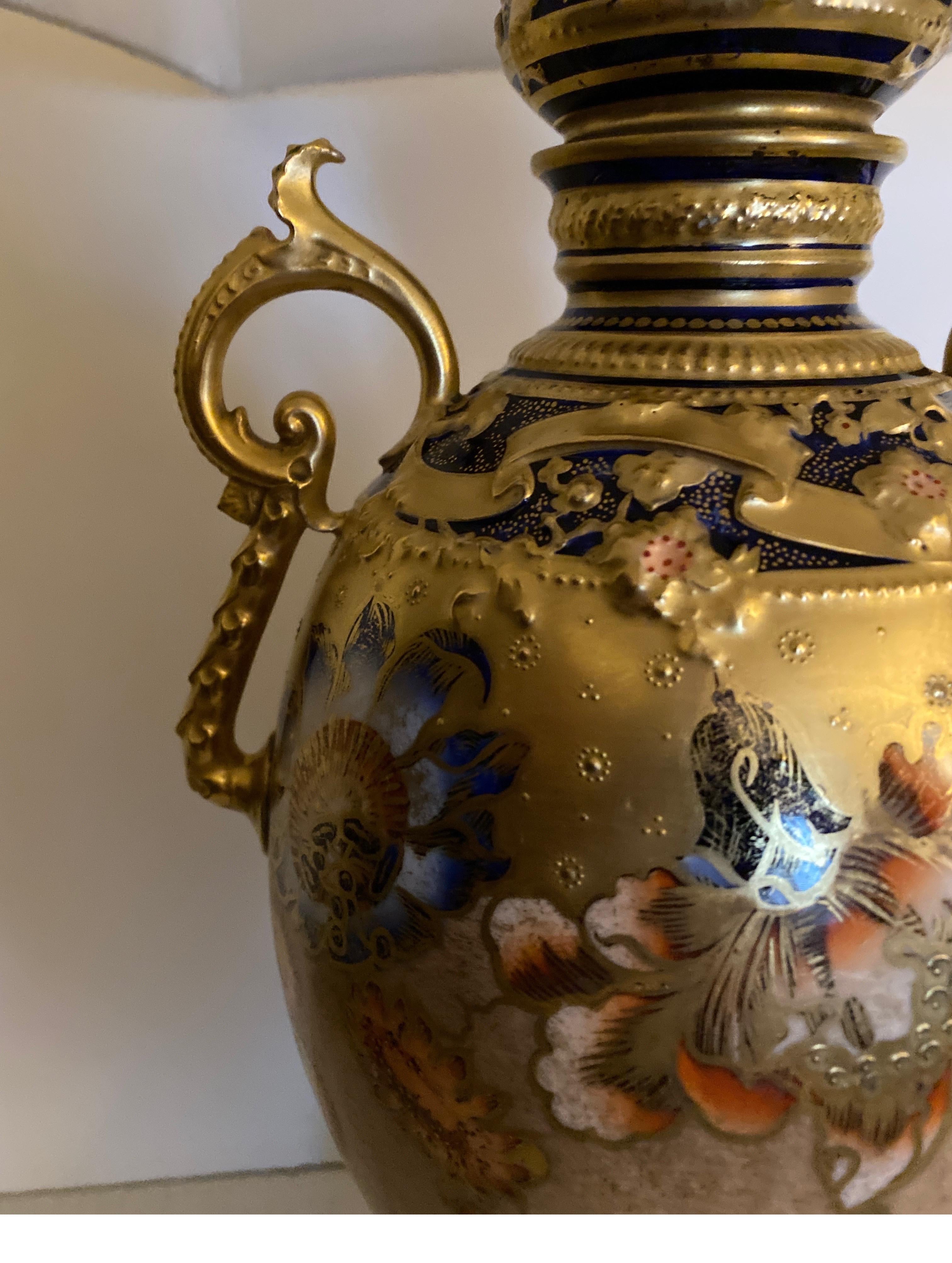 Peint à la main Élégante lampe Derby du 19ème siècle incrustée de cobalt et d'or, Royal Crown en vente