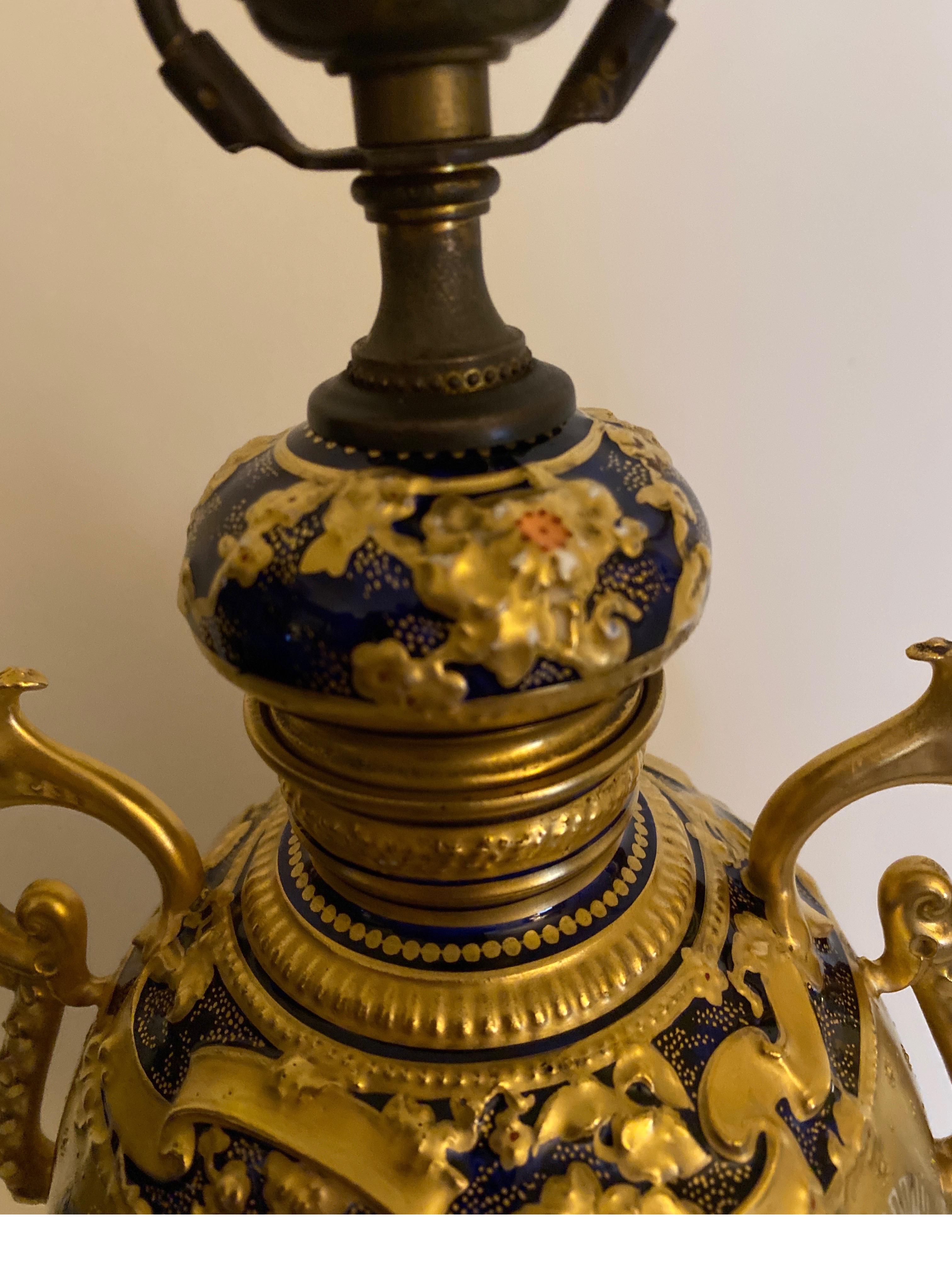 Fin du XIXe siècle Élégante lampe Derby du 19ème siècle incrustée de cobalt et d'or, Royal Crown en vente
