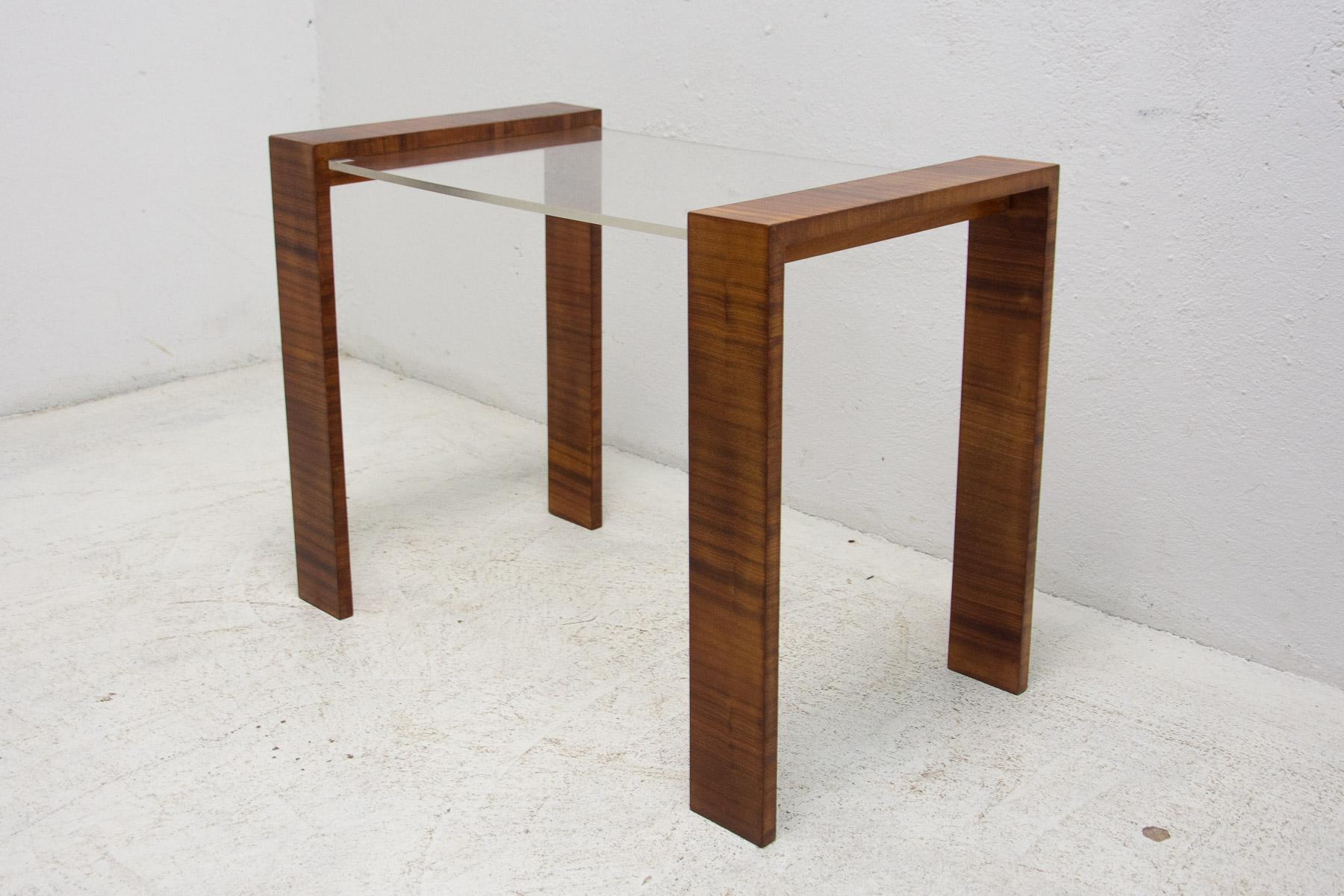 This coffee or side table Brutalist style was made in the former Czechoslovakia in the 1970´s. Lovely and simple design.

It´s made of walnut and plexiglass.

In very good condition, fully refurbished. Show slight signs of age and using.

Height 61