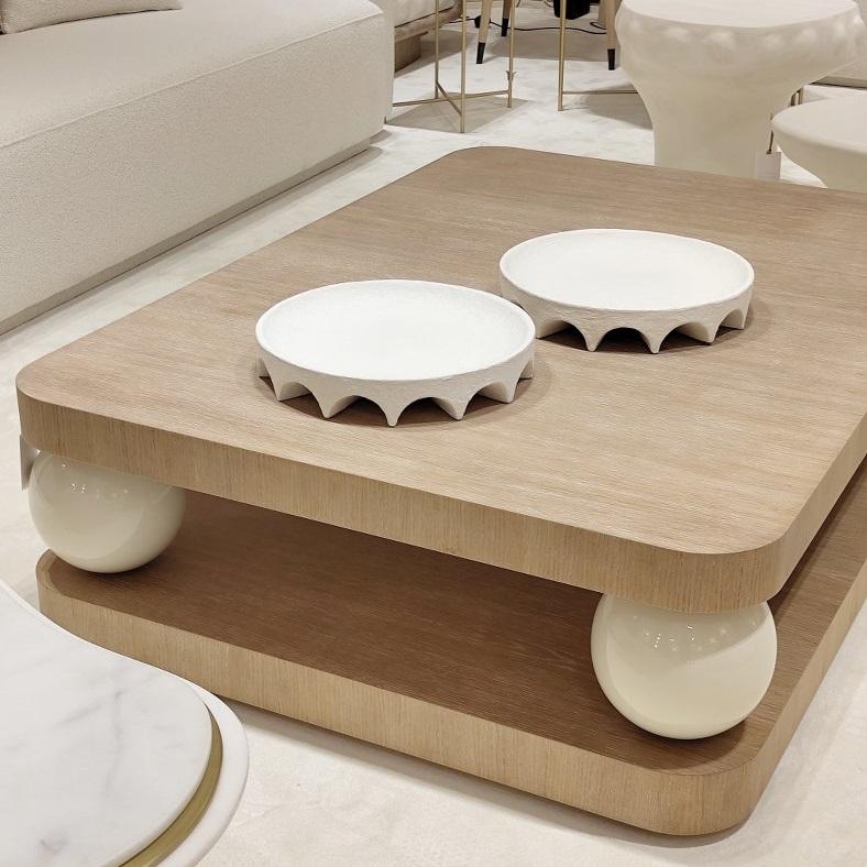 Moderne Table basse élégante en Wood Oak avec accents Ball and Ball laqués By JLC en vente