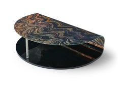 Eleganter eleganter Couchtisch, geschwungenes Holzpaneel, geschwungenes Kunstglas, transparente Glasröhre