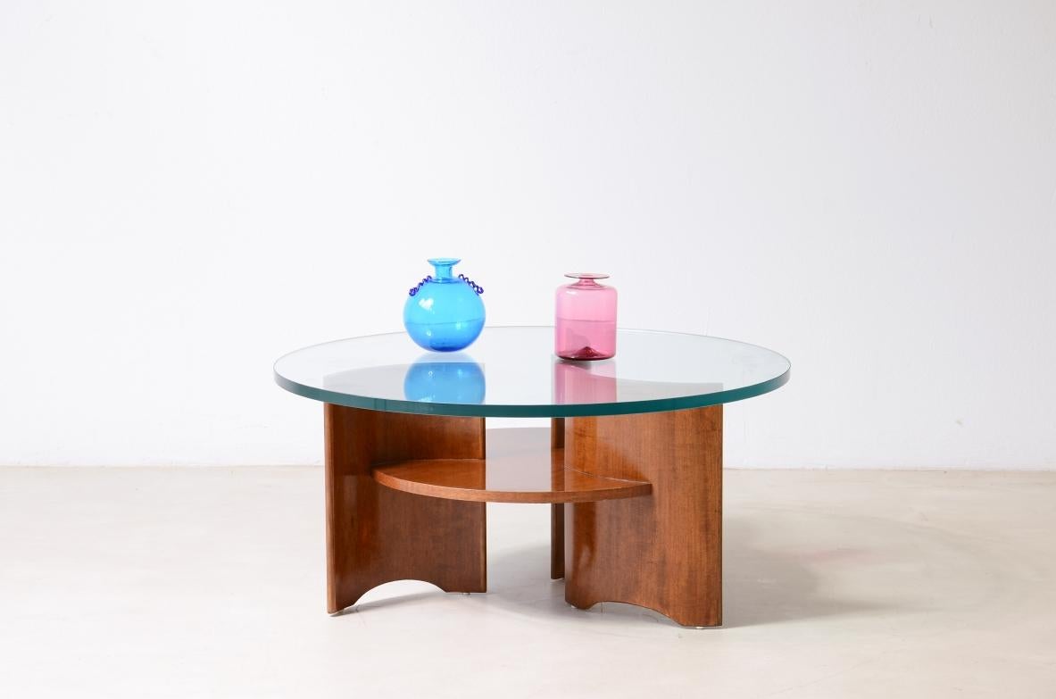 COD-2854
Elegant coffee table with base made up of 3 curved wooden supports in a helix shape and wooden shelf, thick cut glass top.

Italian manufacture, ca. 1960.