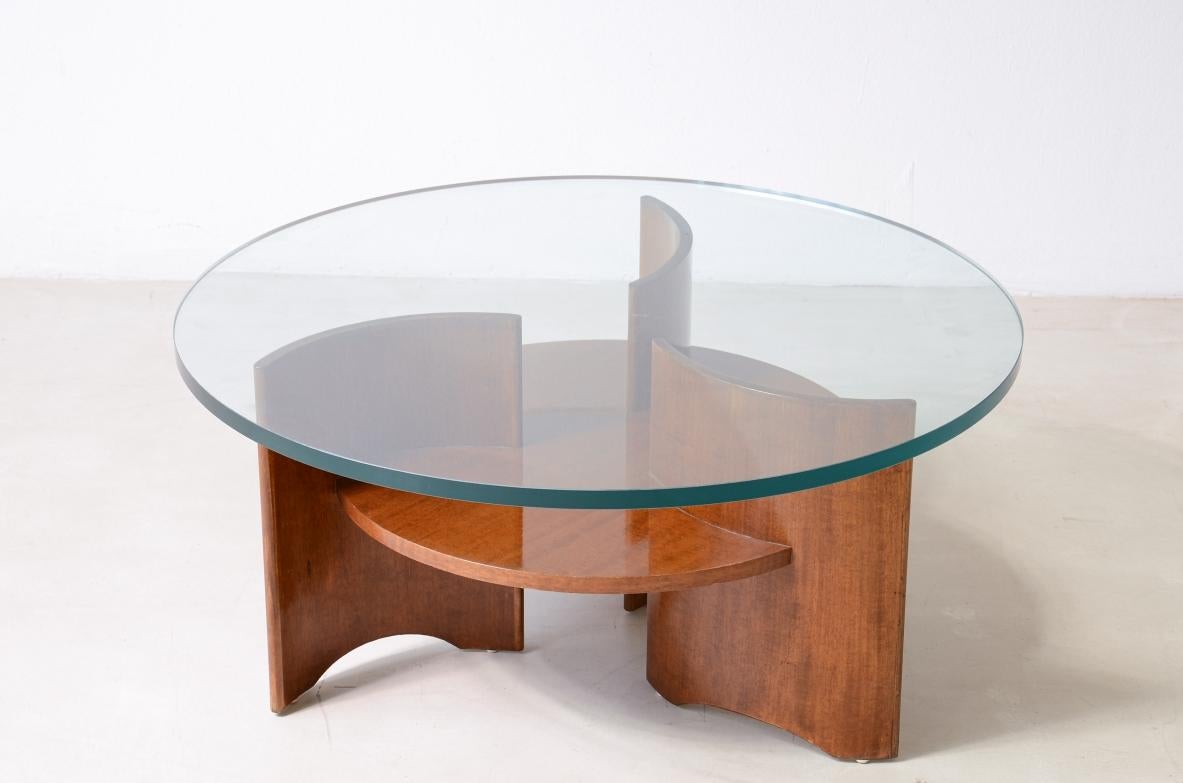 Mid-Century Modern Elegant coffee table in curved wooden For Sale