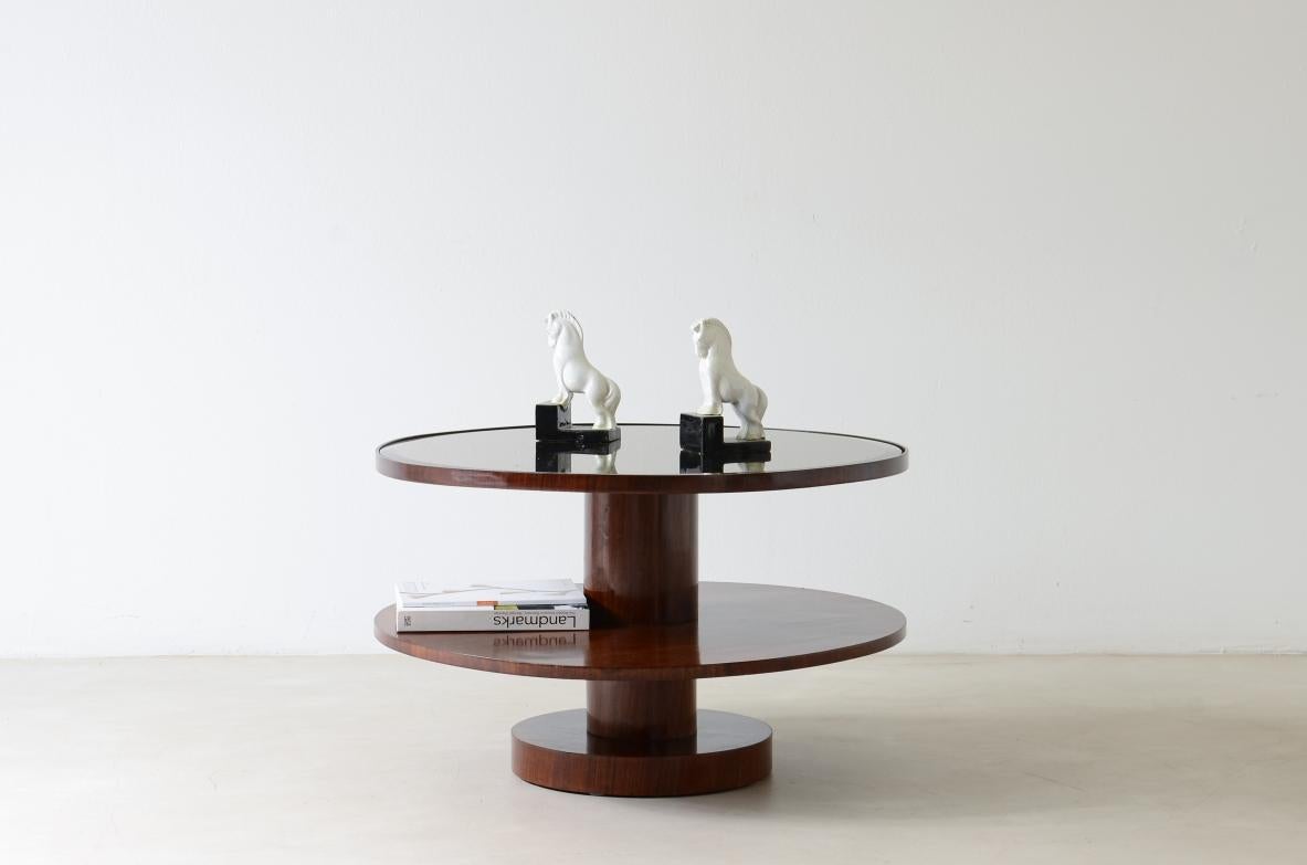 Italian Elegant coffee table with central column For Sale