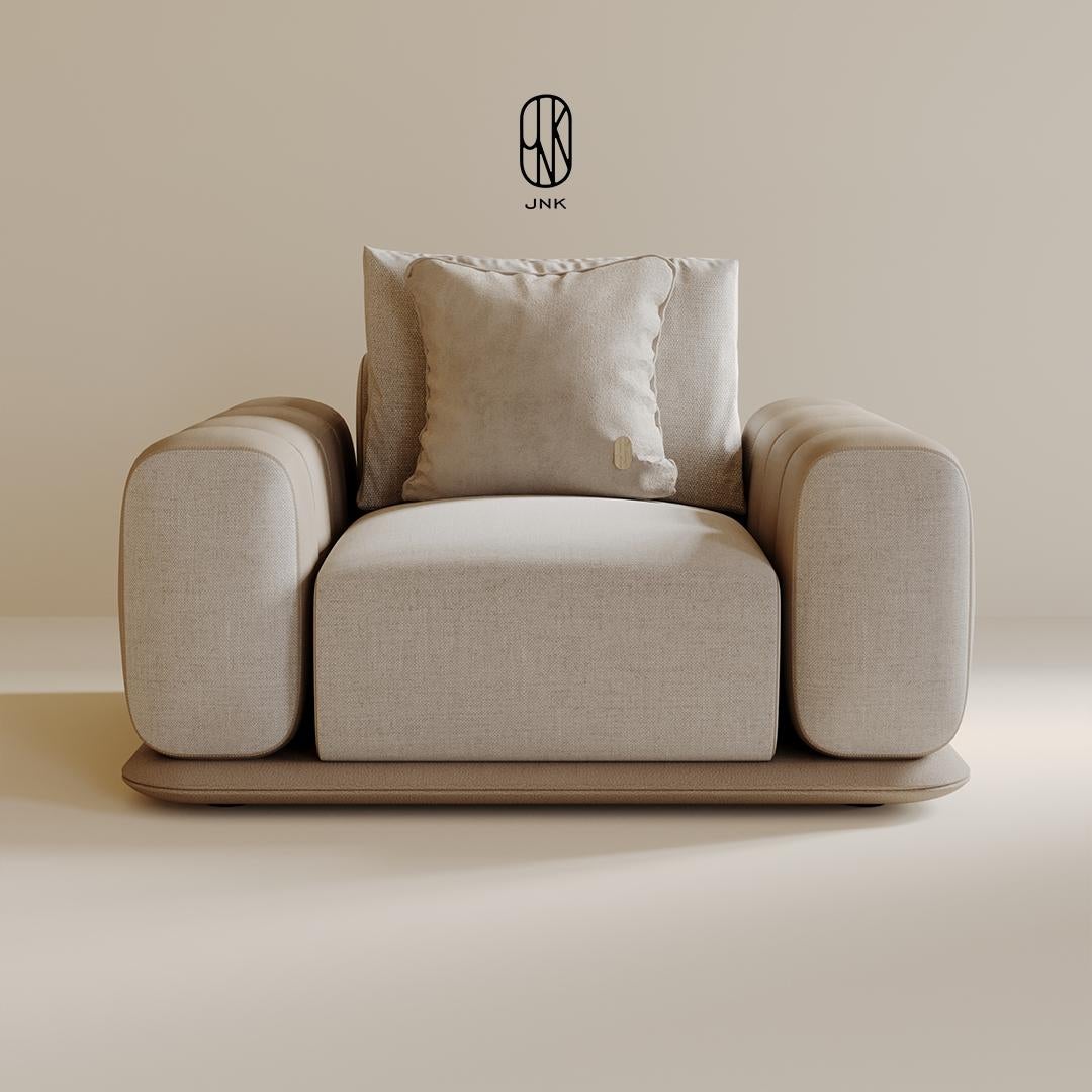 Fauteuil Stride, 

Il présente un design audacieux et moderne axé sur le confort. Ses accoudoirs et son assise généreusement paddés sont recouverts d'un tissu beige clair doux, offrant une expérience d'assise luxueuse. Les accoudoirs sont divisés en