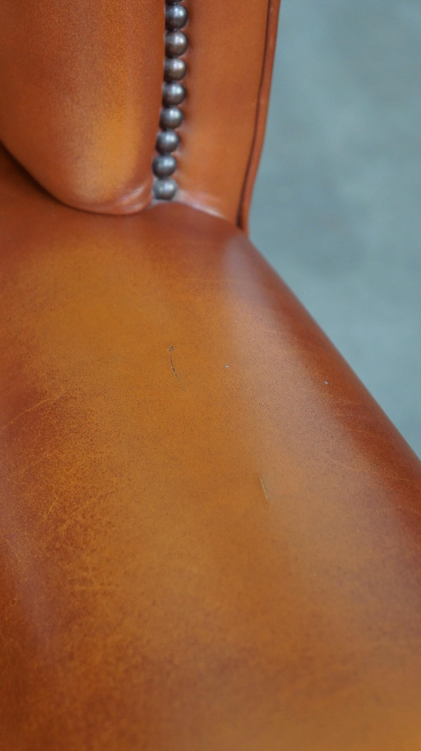 Fauteuil anglais Chesterfield élégant et confortable à dossier à oreilles, cuir de vache en vente 3