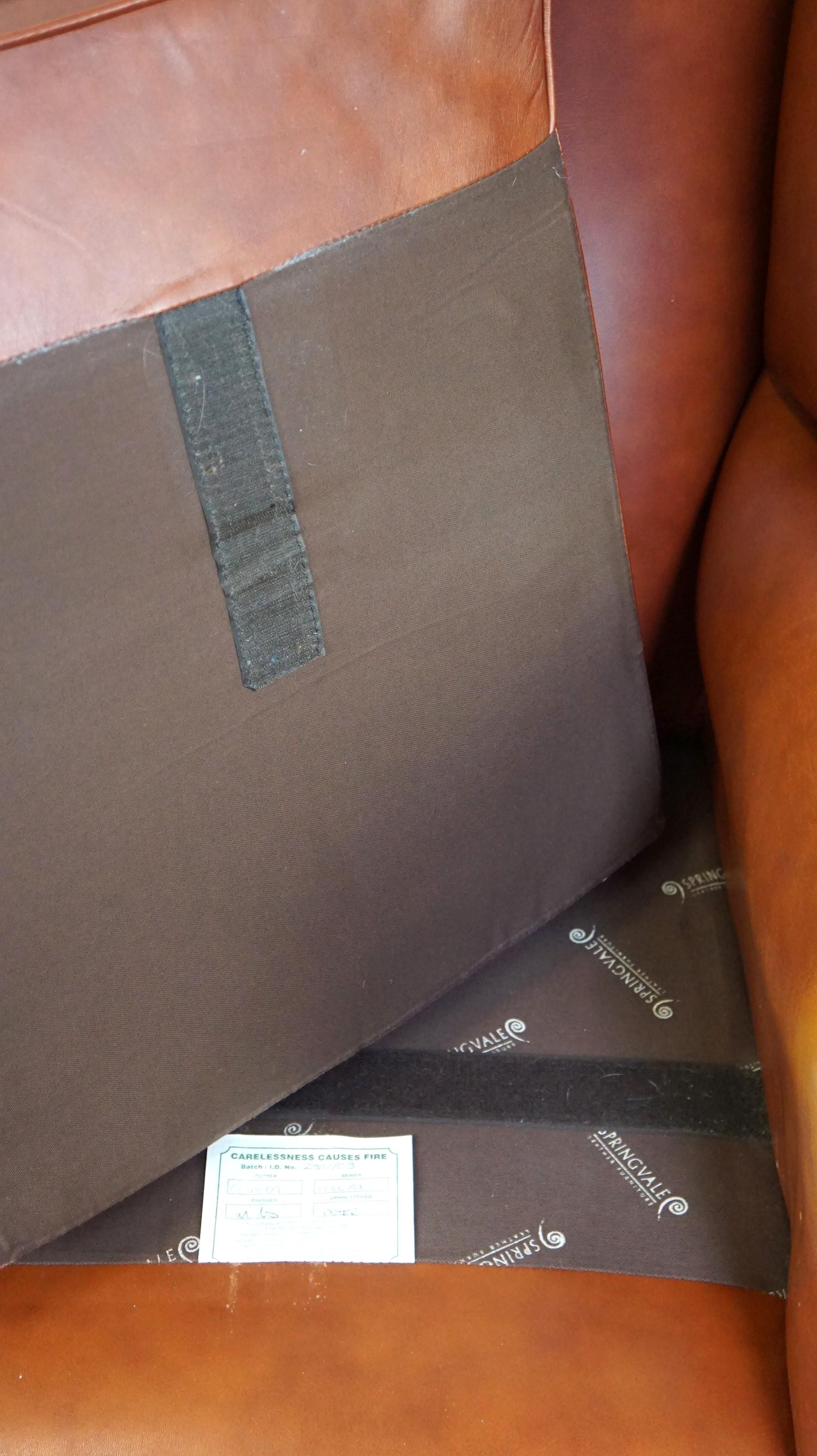 Fauteuil anglais Chesterfield élégant et confortable à dossier à oreilles, cuir de vache en vente 4
