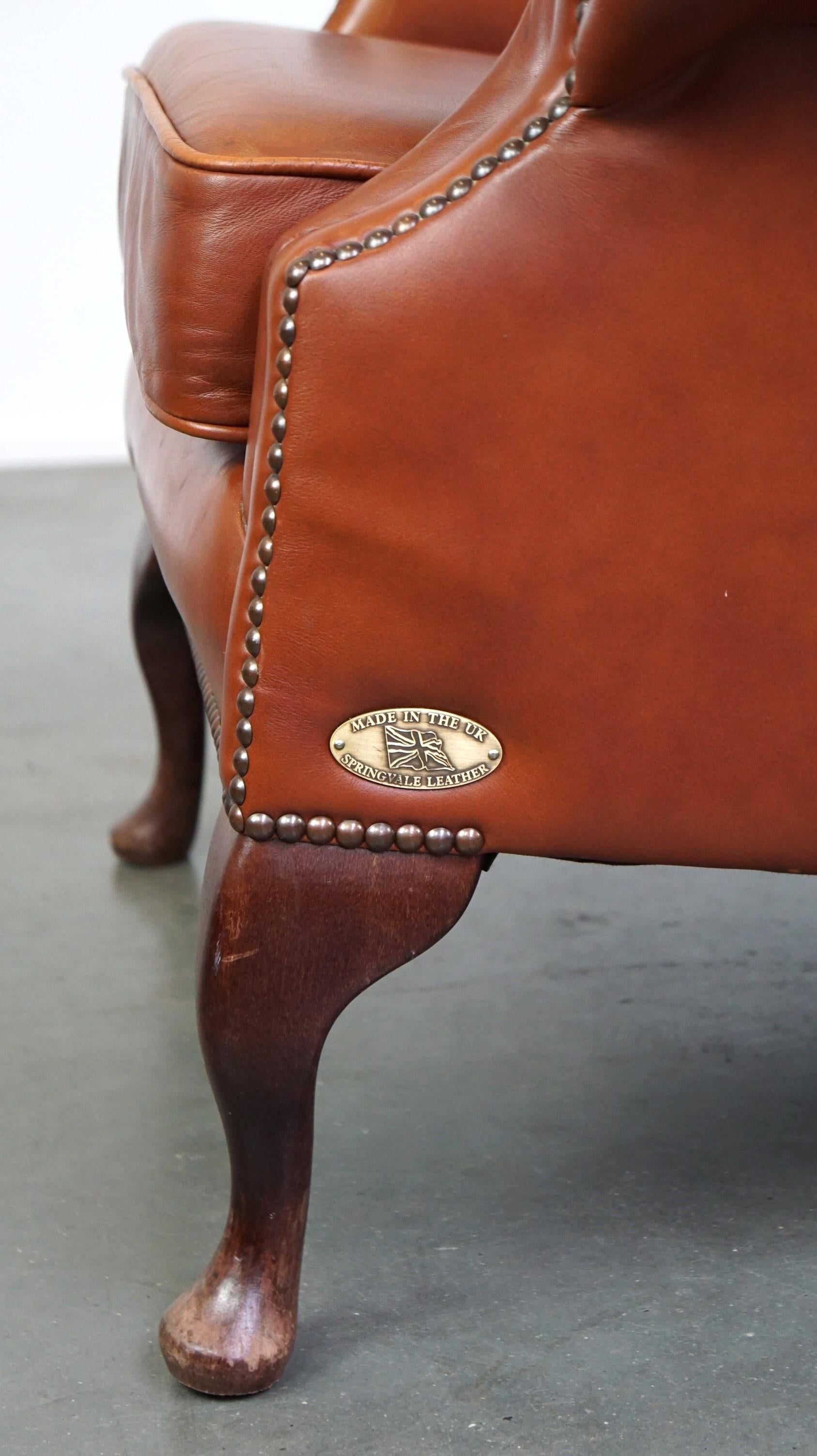 Fauteuil anglais Chesterfield élégant et confortable à dossier à oreilles, cuir de vache en vente 6