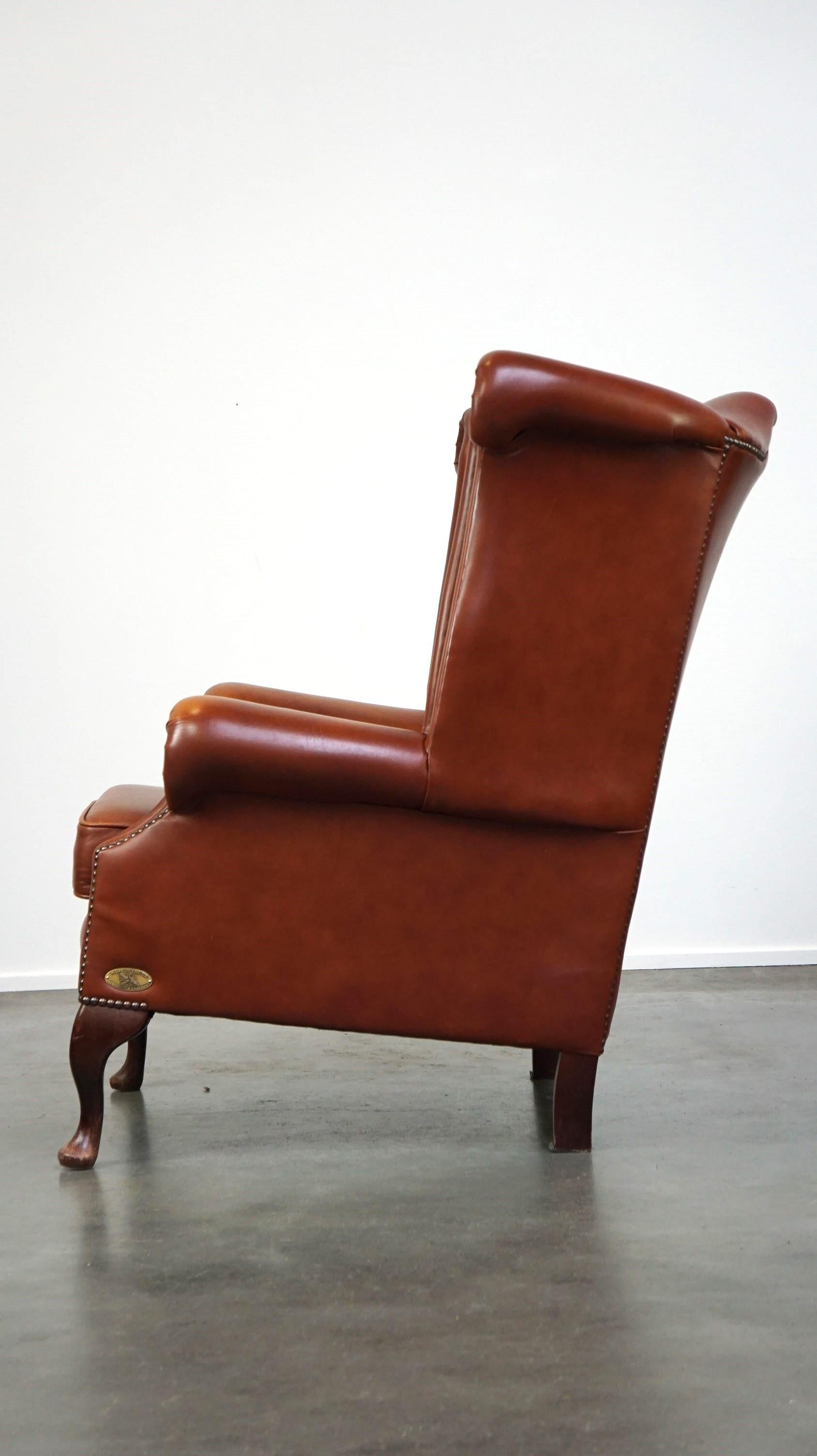 Fauteuil anglais Chesterfield élégant et confortable à dossier à oreilles, cuir de vache Bon état - En vente à Harderwijk, NL