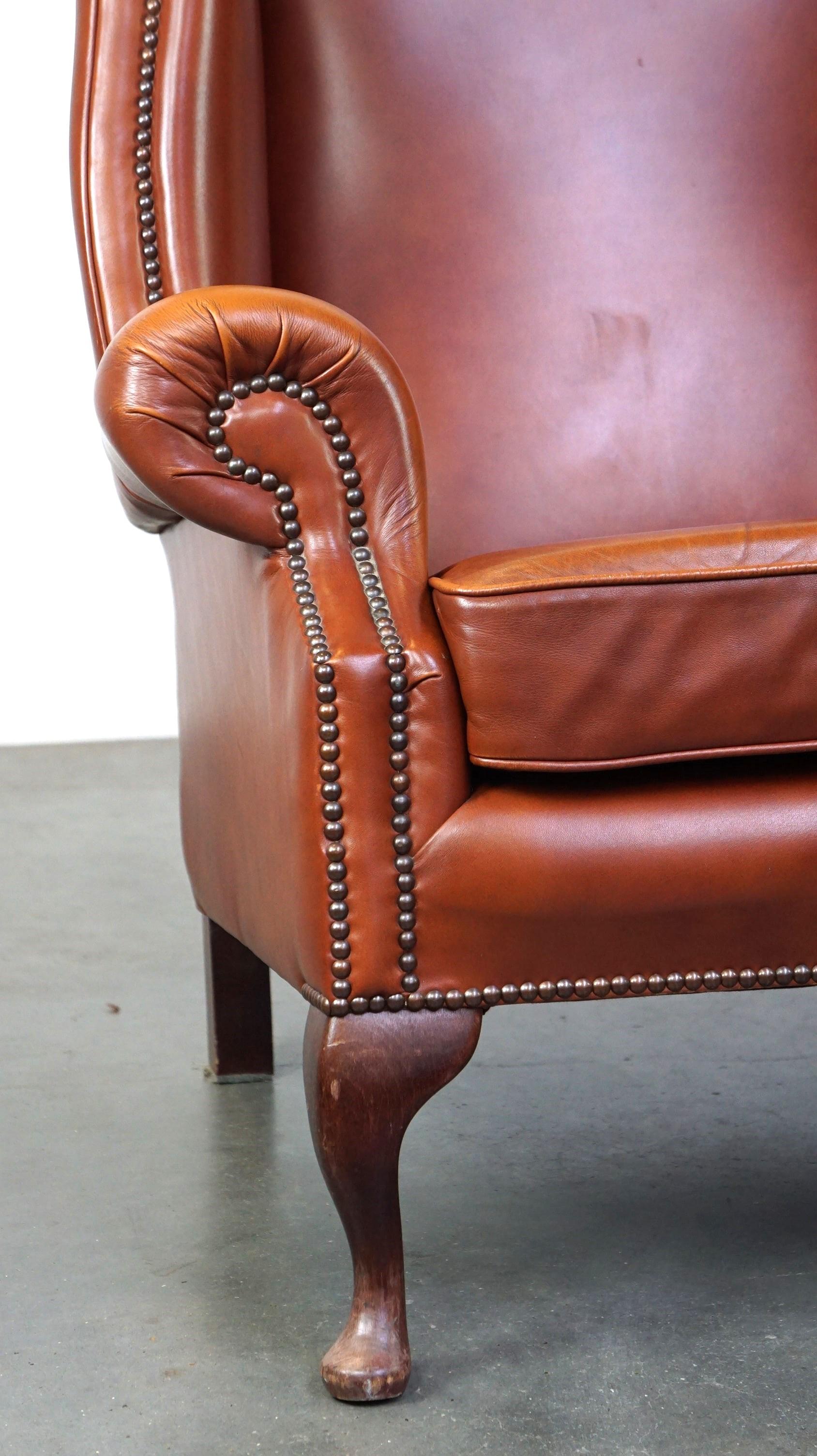 20ième siècle Fauteuil anglais Chesterfield élégant et confortable à dossier à oreilles, cuir de vache en vente