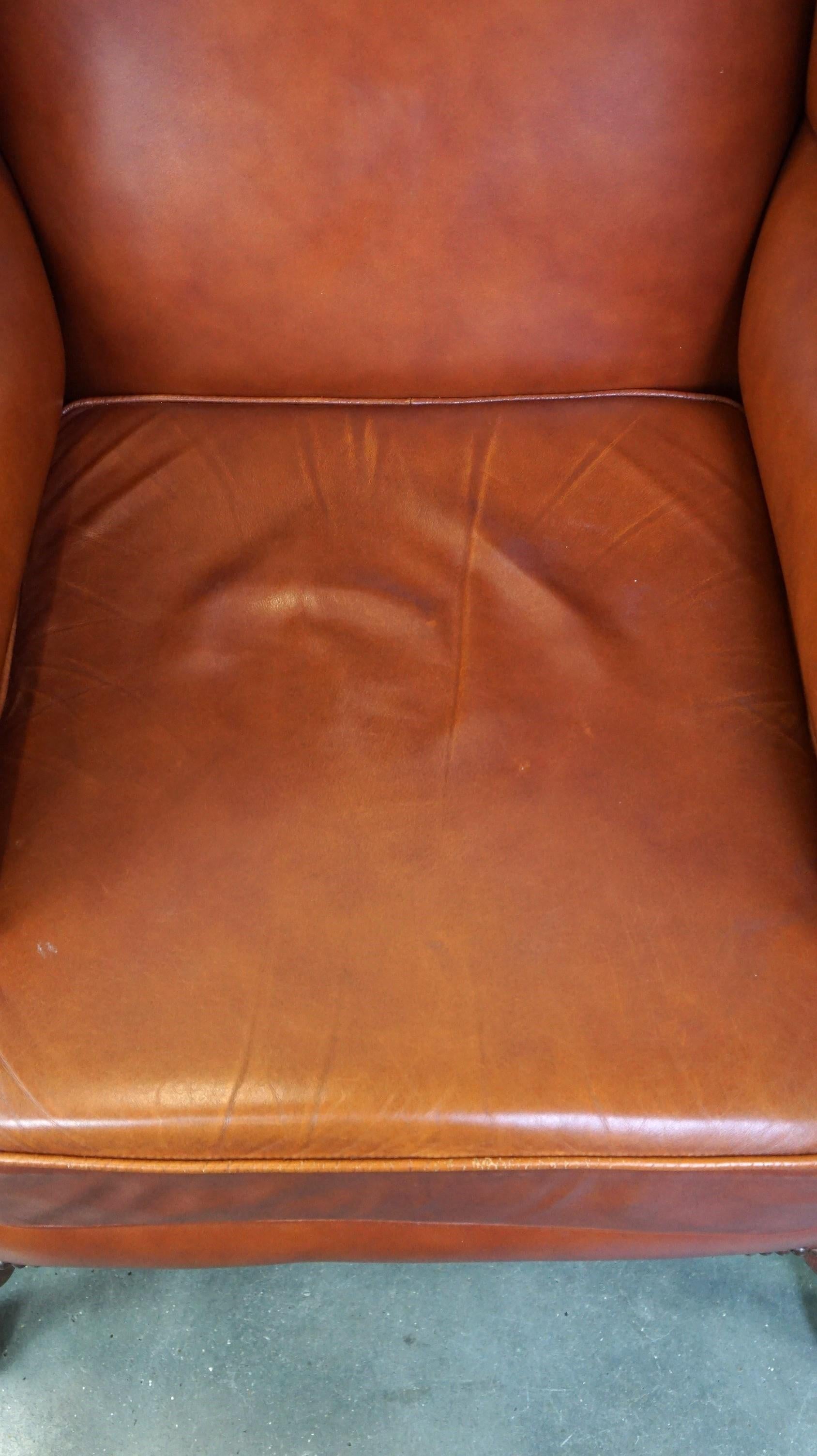 Cuir de vache Fauteuil anglais Chesterfield élégant et confortable à dossier à oreilles, cuir de vache en vente