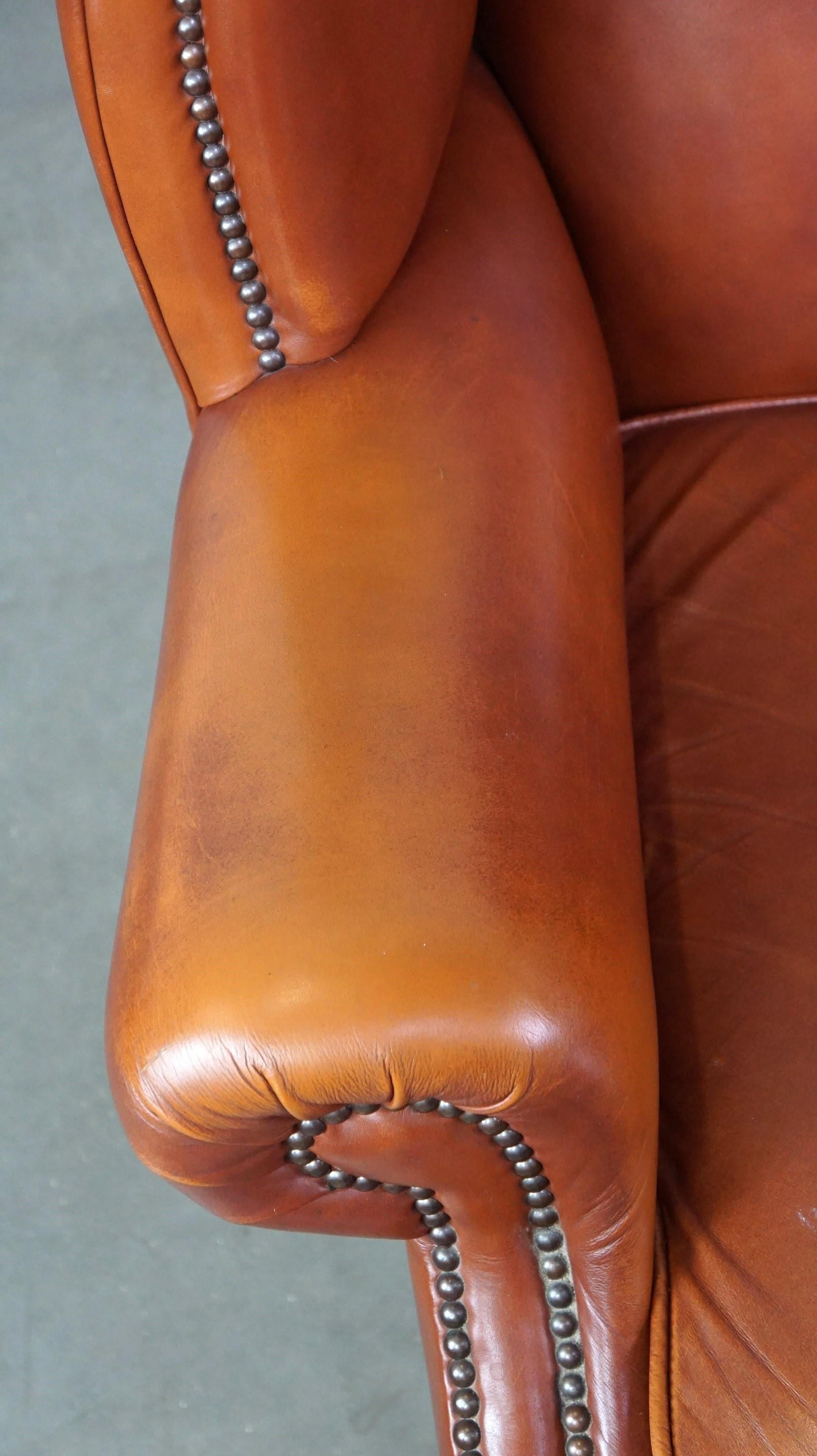 Fauteuil anglais Chesterfield élégant et confortable à dossier à oreilles, cuir de vache en vente 1