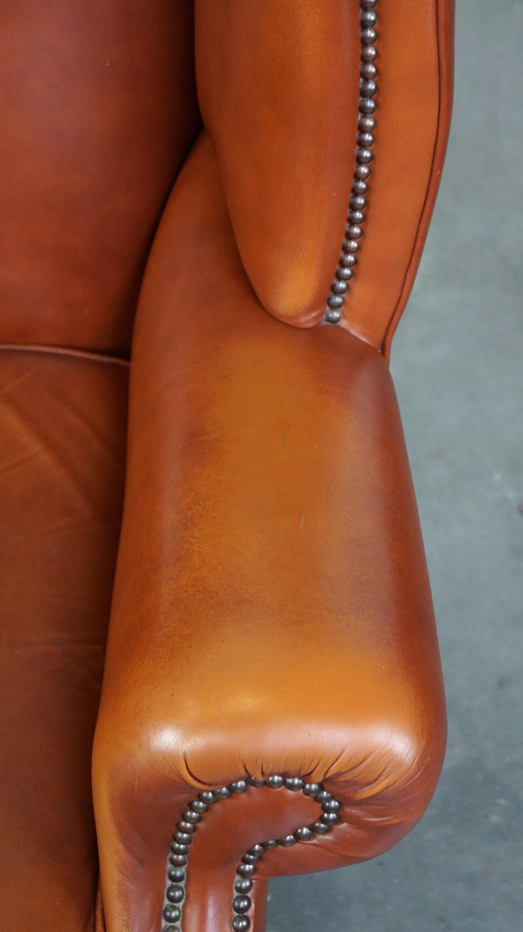 Fauteuil anglais Chesterfield élégant et confortable à dossier à oreilles, cuir de vache en vente 2