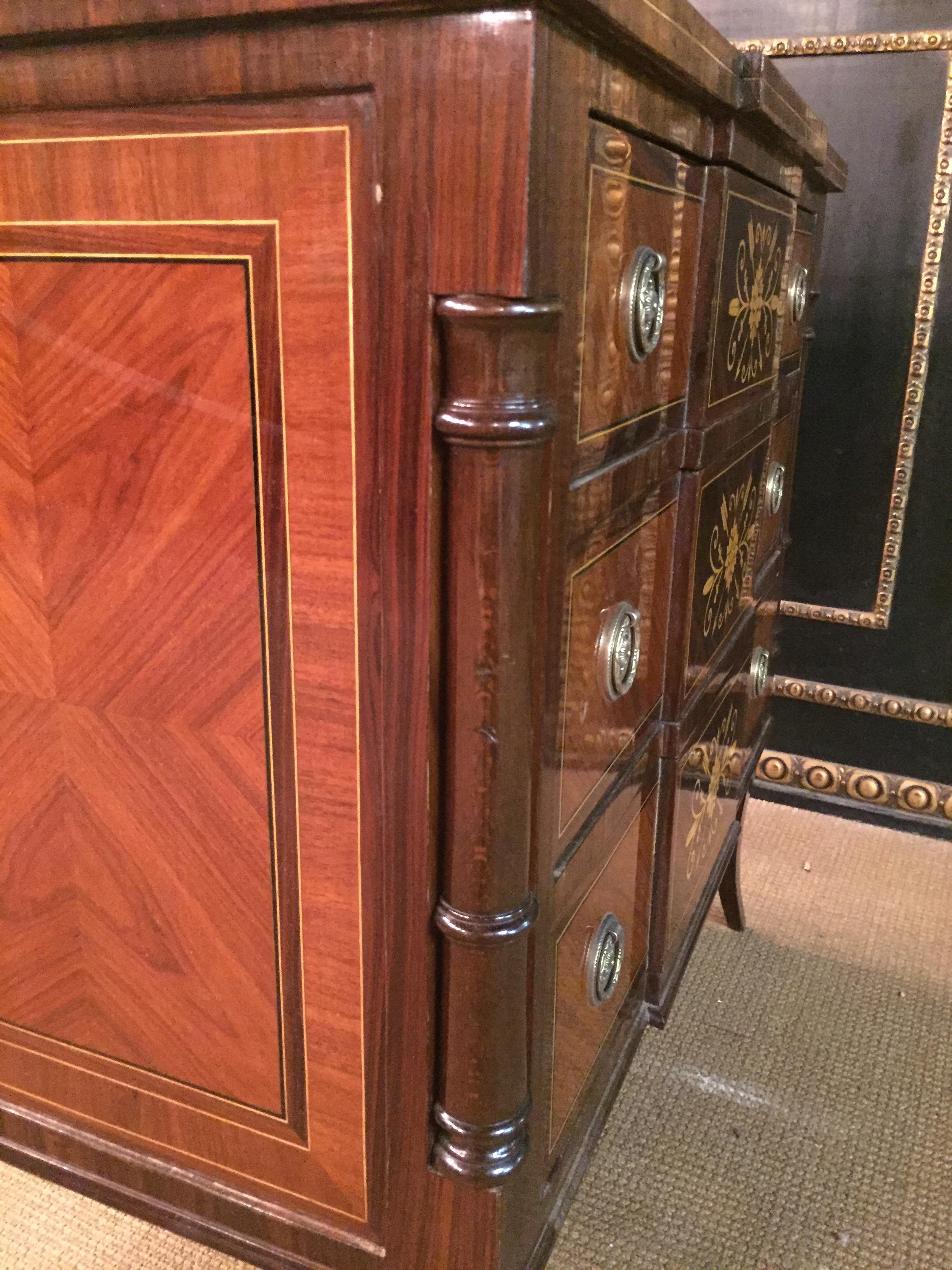 XIX secolo Elegante commode con specchio in stile antico Biedermeier con intarsi in mogano in vendita