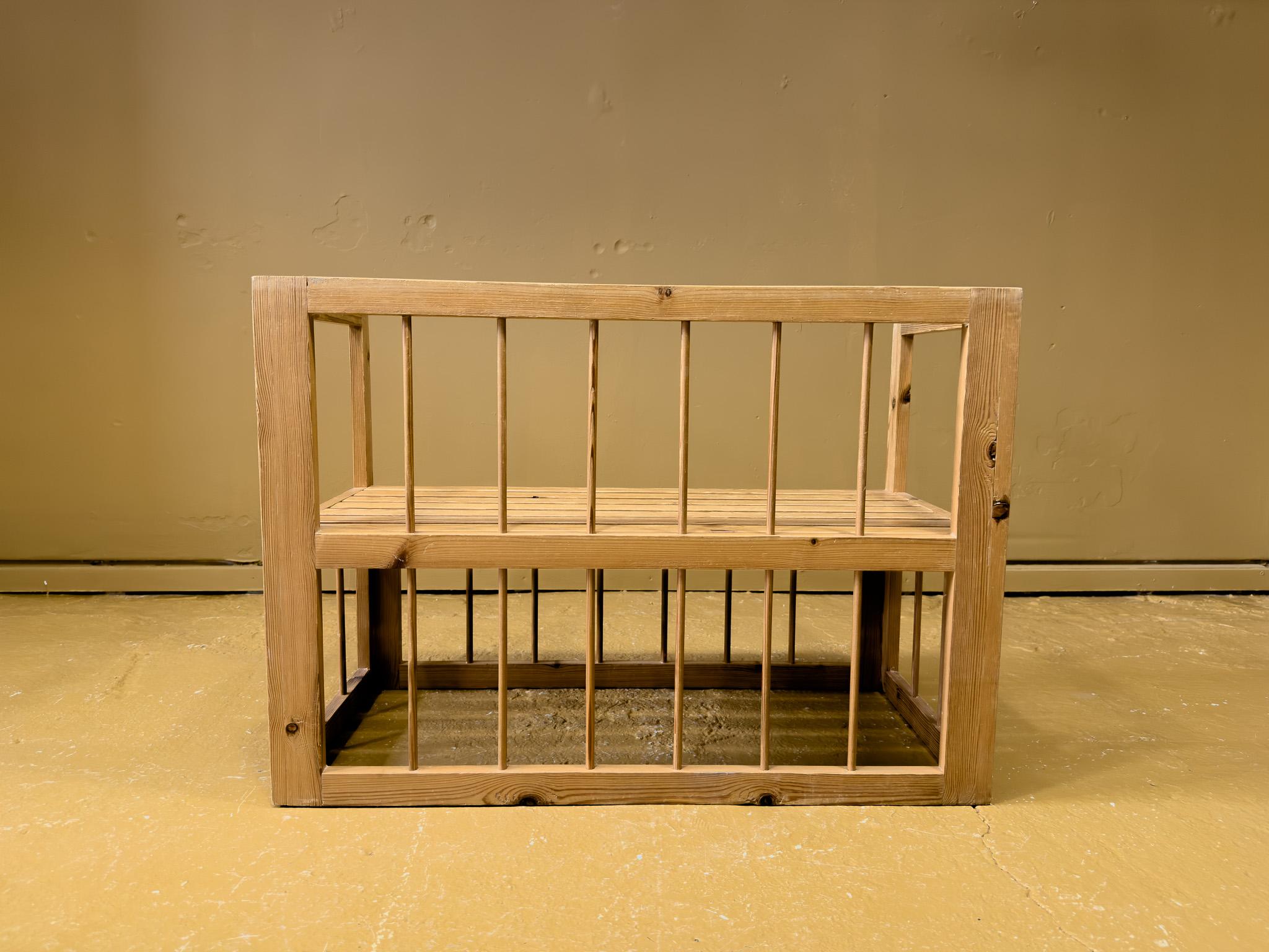 Elegant Compact Pine Bench In Good Condition For Sale In London, GB