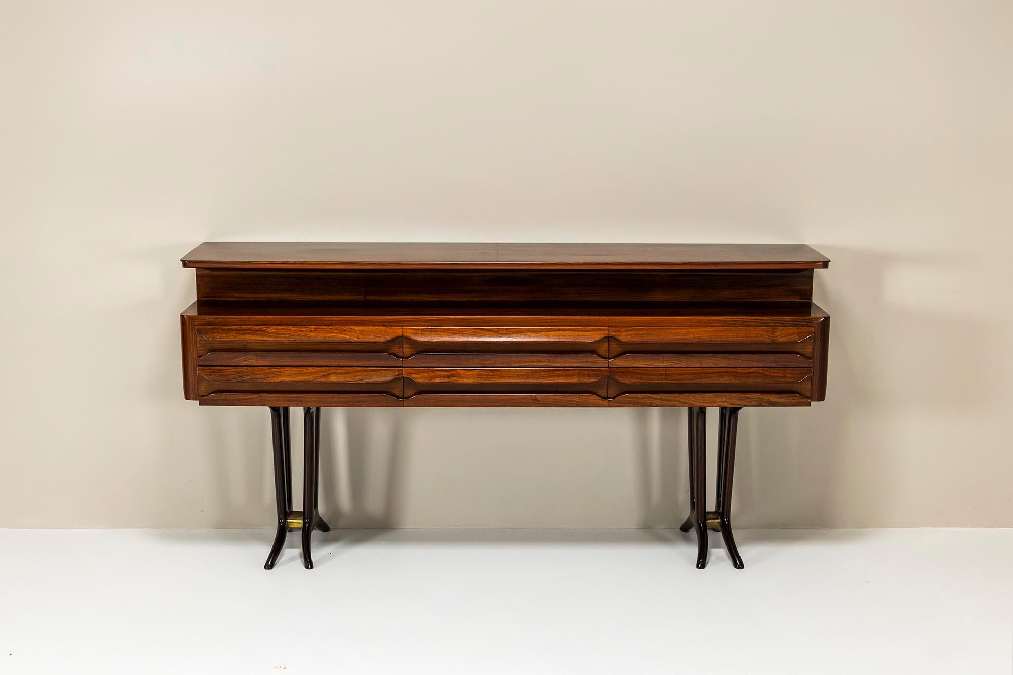Diese elegante Holzkonsole ist ein herausragendes Beispiel für die Handwerkskunst der Mitte des Jahrhunderts. Das Design ist eine Anspielung auf den ikonischen Stil von Vittorio Dassi oder Ico Parisi und verbindet funktionale Aufbewahrung mit