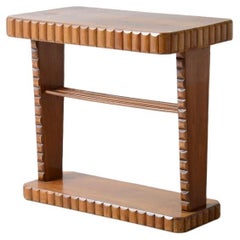 Consola elegante con perfiles de madera cortados con diamante