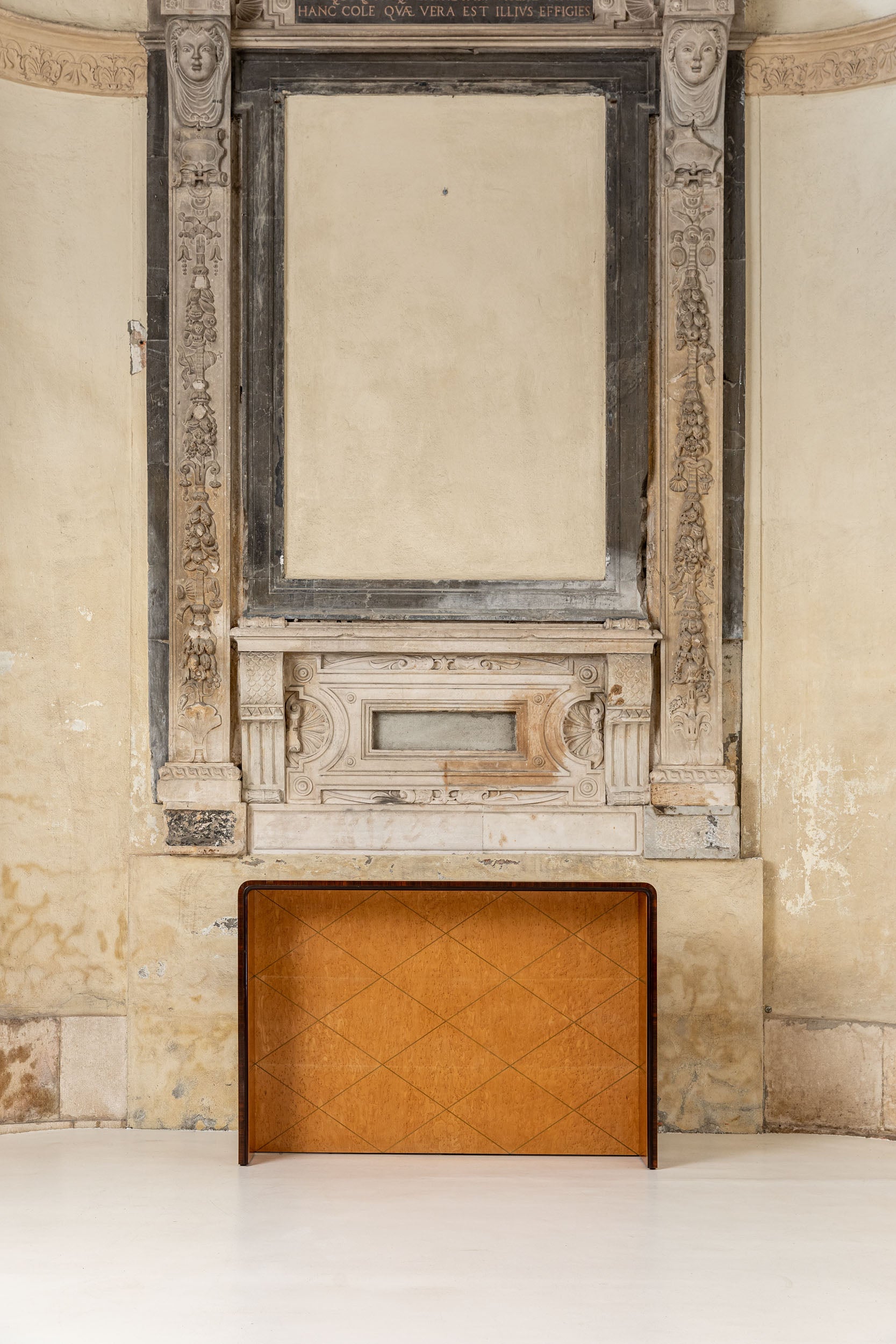 Elegant consolle table, handmade in italy in 1940s 
This console can be used as a bar table.
Elegant brass details.
 