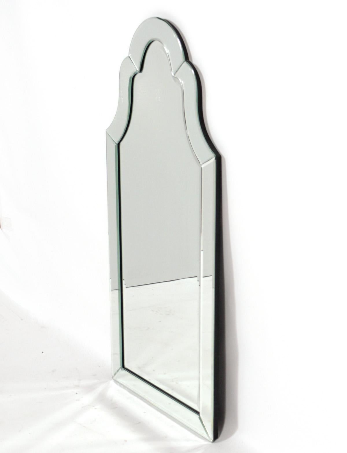 Miroirs contemporains élégants, américains, vers les années 1990. Ces miroirs ont été récemment retirés du légendaire hôtel Carlyle à New York. Le miroir de gauche sur la première photo mesure 43,5 