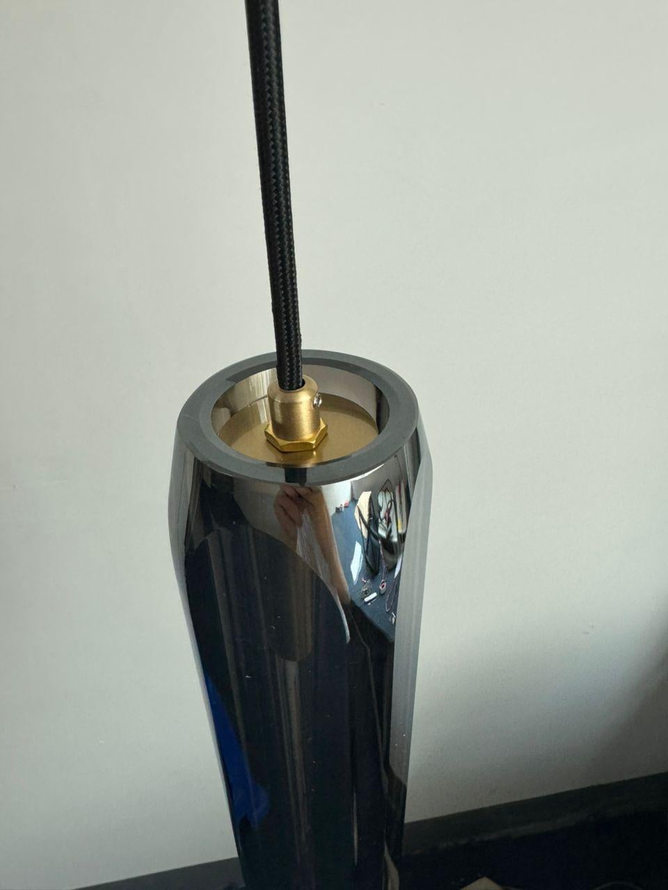 Elegante lámpara colgante contemporánea Selene de cristal de plomo en gris acero Británico en venta