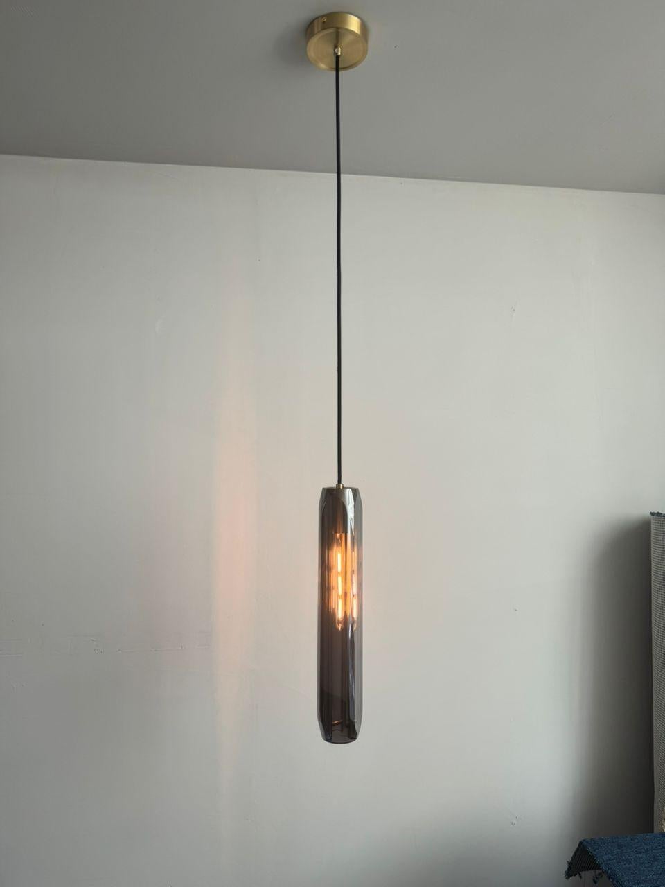 Elegante lámpara colgante contemporánea Selene de cristal de plomo en gris acero en Nuevo estado para la venta en London, GB