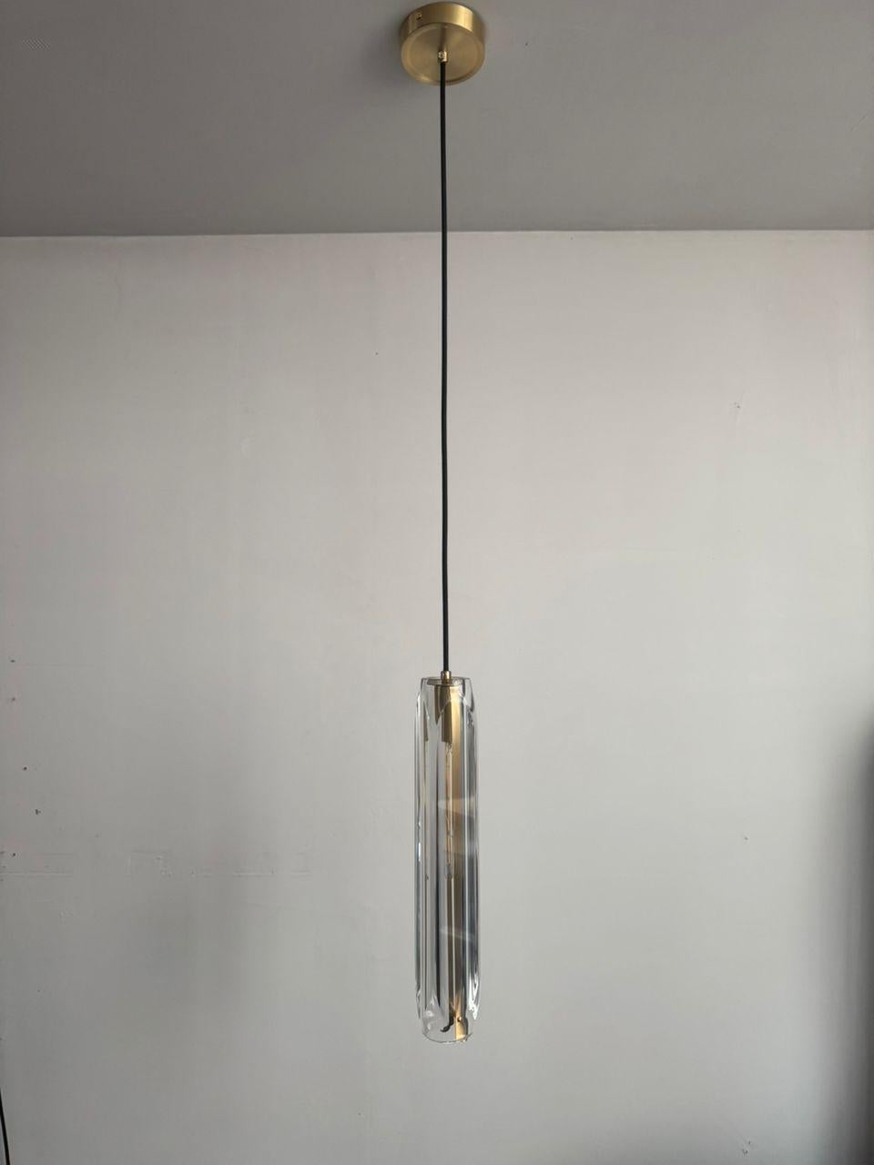 Elegante zeitgenössische Selene Bleikristall-Hängeleuchte mit Baldachin aus gebürstetem Messing im Angebot 3