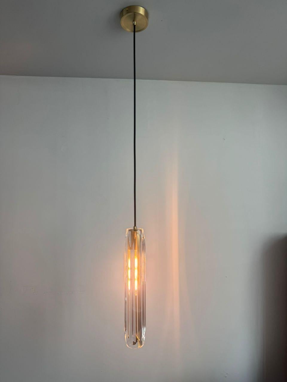 Elegante zeitgenössische Selene Bleikristall-Hängeleuchte mit Baldachin aus gebürstetem Messing im Angebot 4