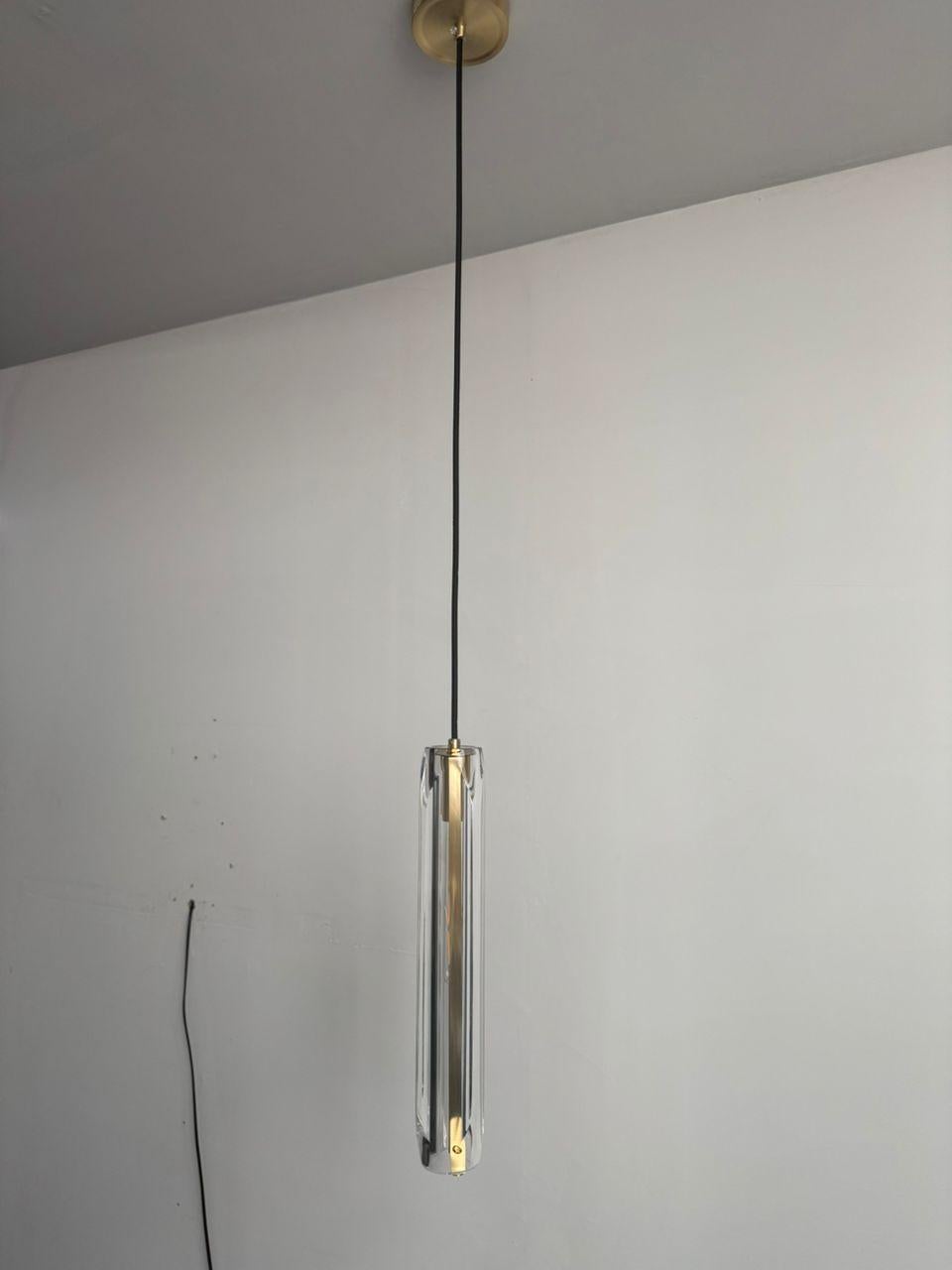 Elegante zeitgenössische Selene Bleikristall-Hängeleuchte mit Baldachin aus gebürstetem Messing im Angebot 5