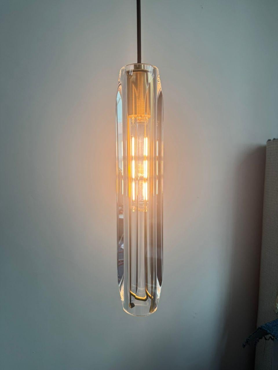 Elegante zeitgenössische Selene Bleikristall-Hängeleuchte mit Baldachin aus gebürstetem Messing (Moderne) im Angebot