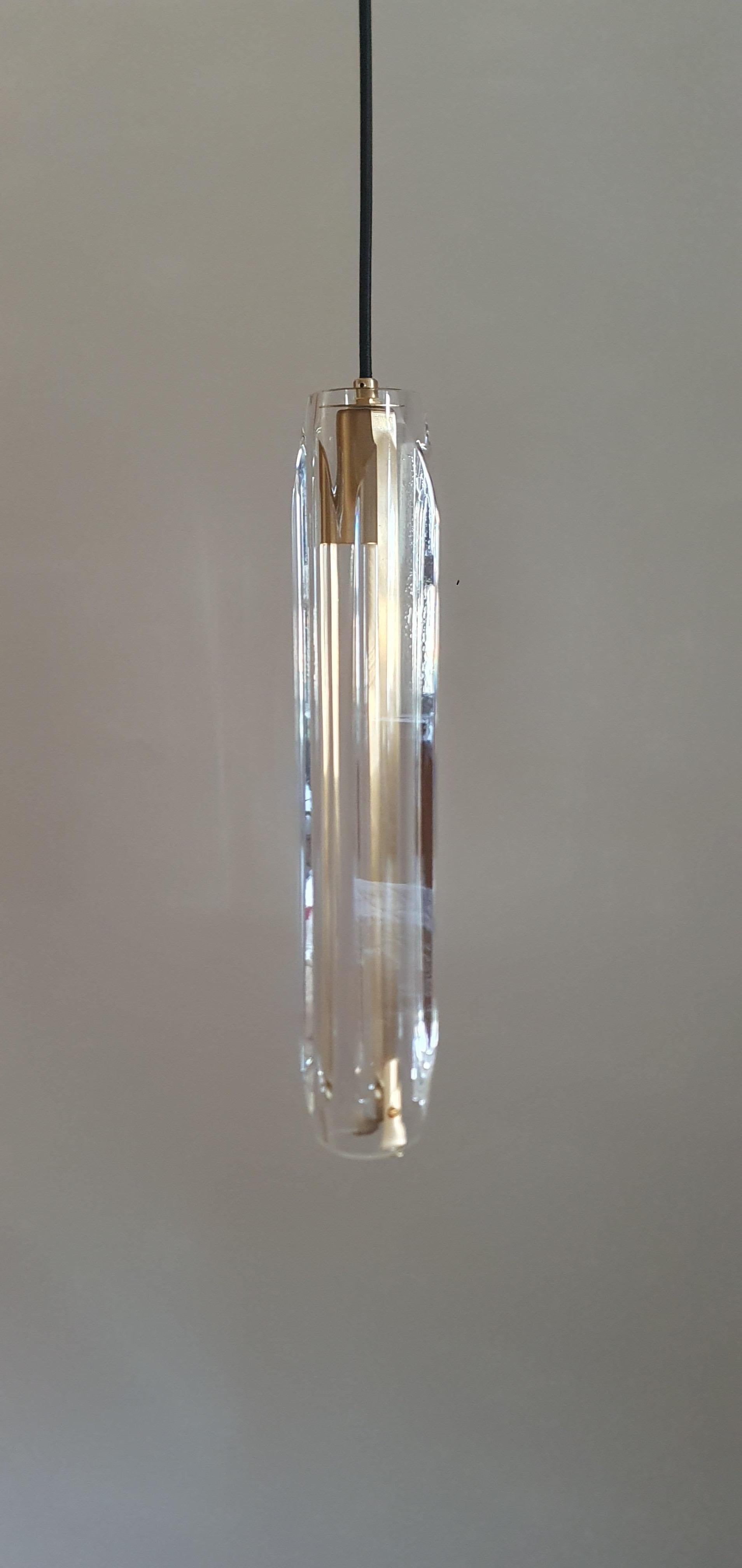 Elegante zeitgenössische Selene Bleikristall-Hängeleuchte mit Baldachin aus gebürstetem Messing (Gebürstet) im Angebot