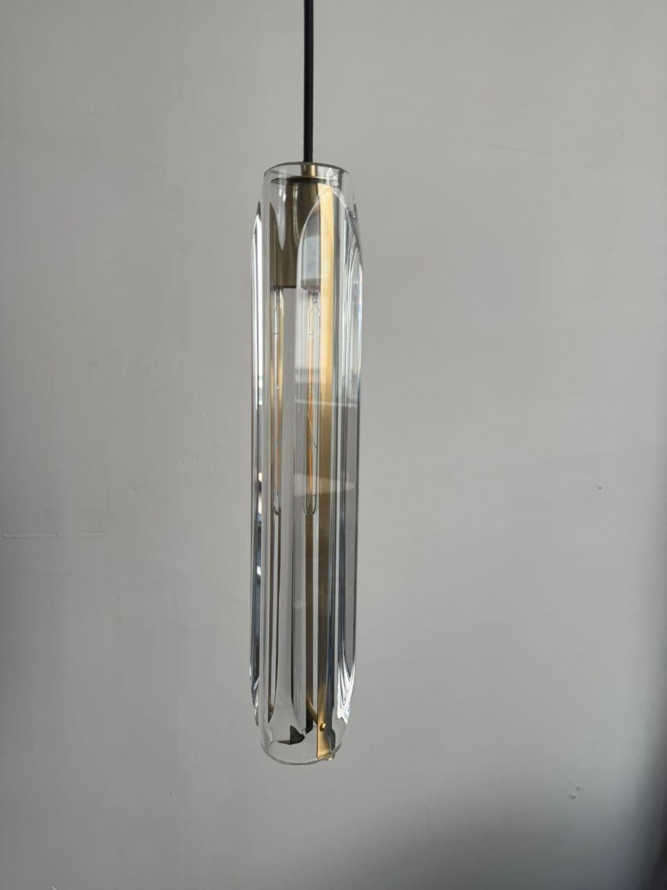 Elegante zeitgenössische Selene Bleikristall-Hängeleuchte mit Baldachin aus gebürstetem Messing im Angebot 2