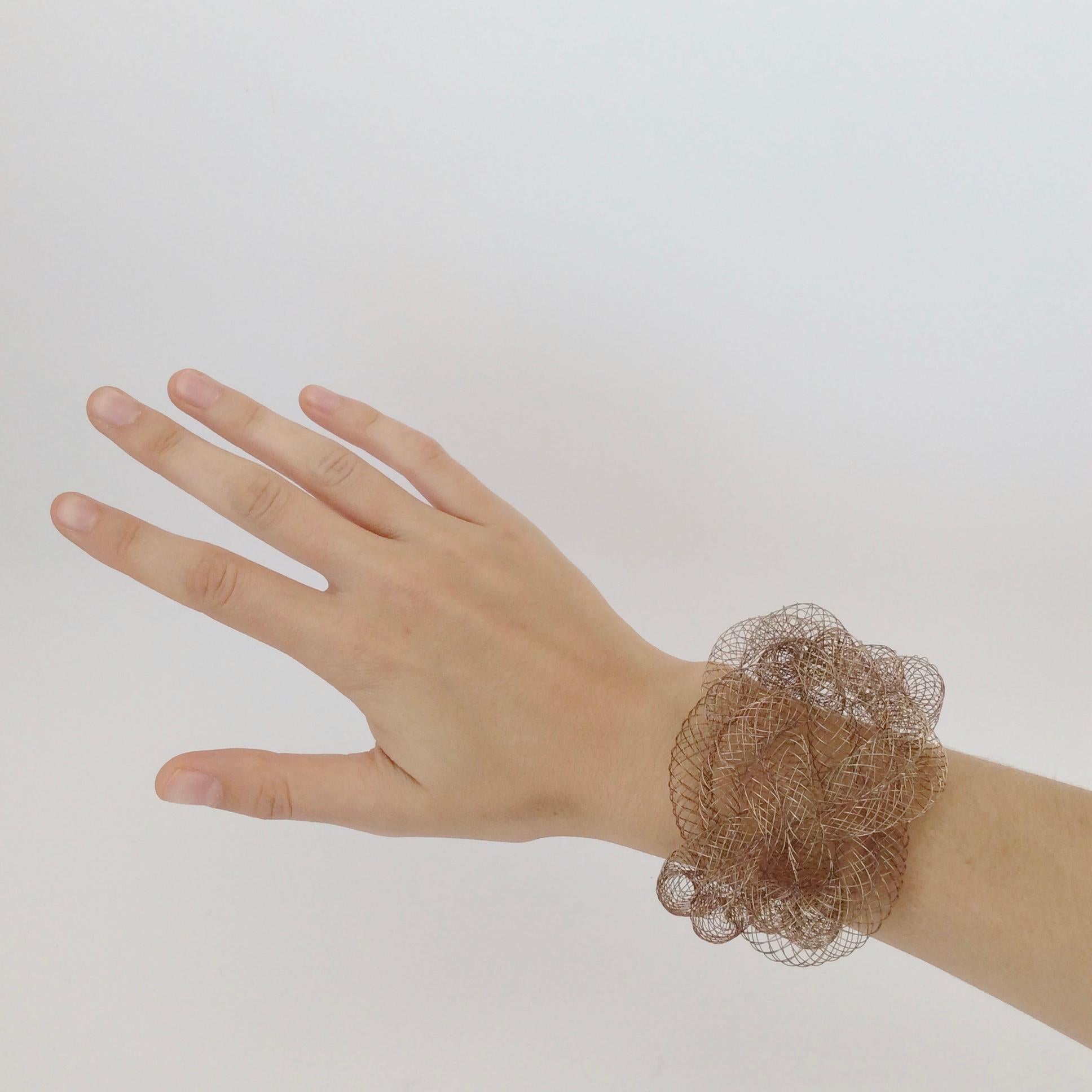 Bracelet d'artiste en fil de cuivre, vers 1990. en vente 4