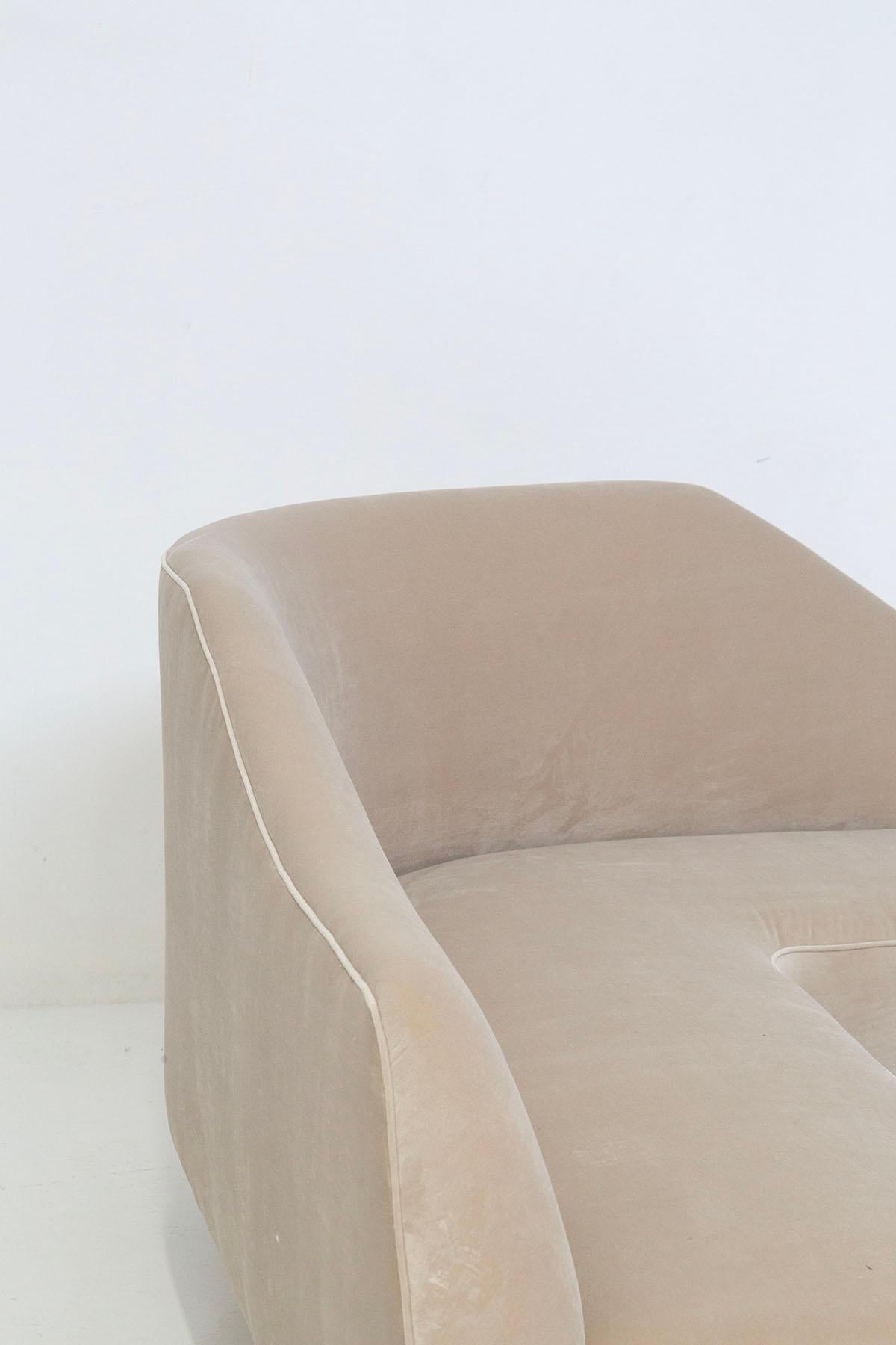 Elegant Corner Sofa Attributed to Gio Ponti in Velvet Beige In Good Condition For Sale In Milano, IT