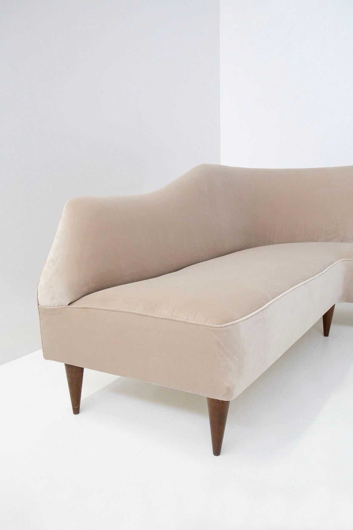 Mid-20th Century Elegant Corner Sofa Attributed to Gio Ponti in Velvet Beige For Sale