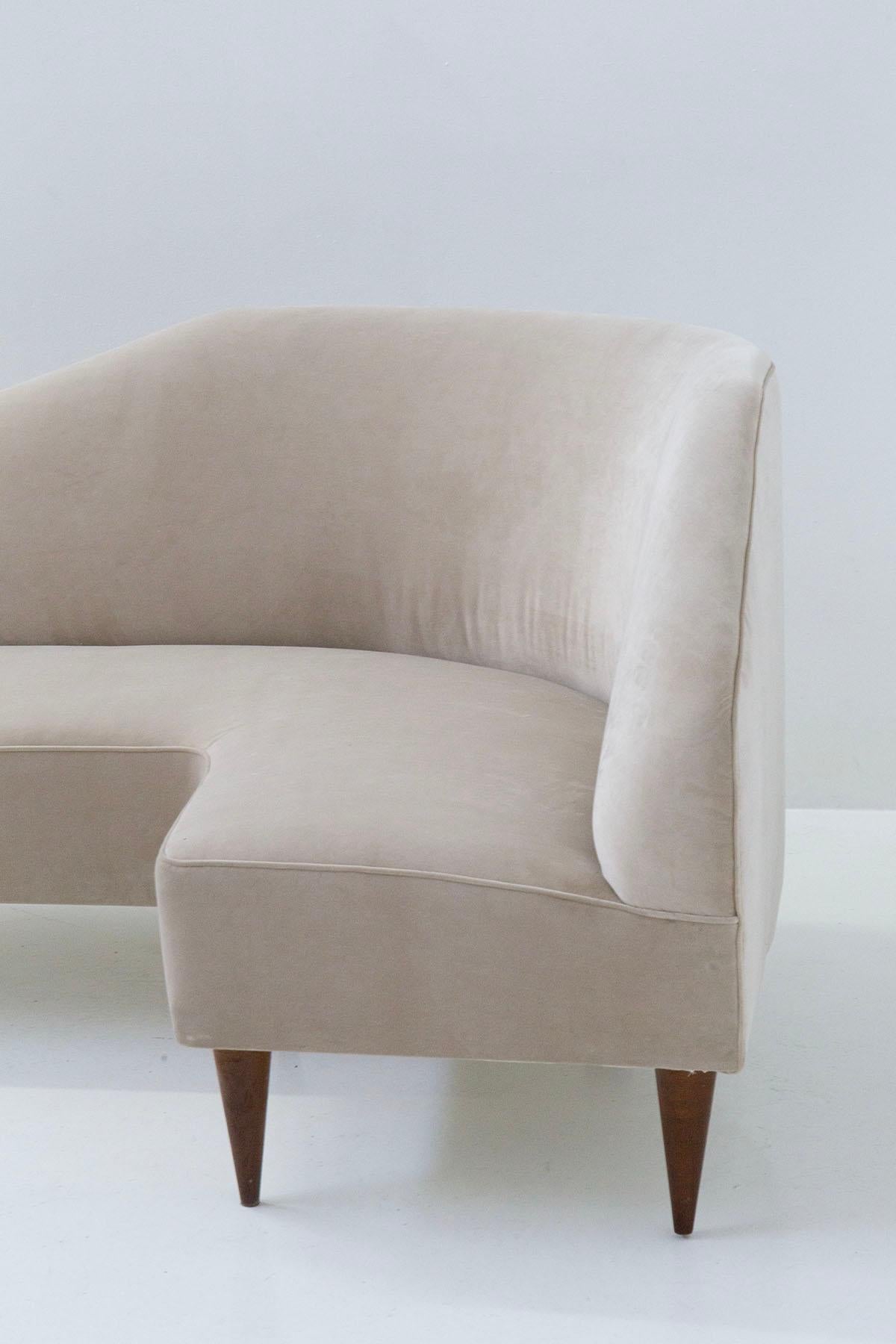 Elegant Corner Sofa Attributed to Gio Ponti in Velvet Beige For Sale 1