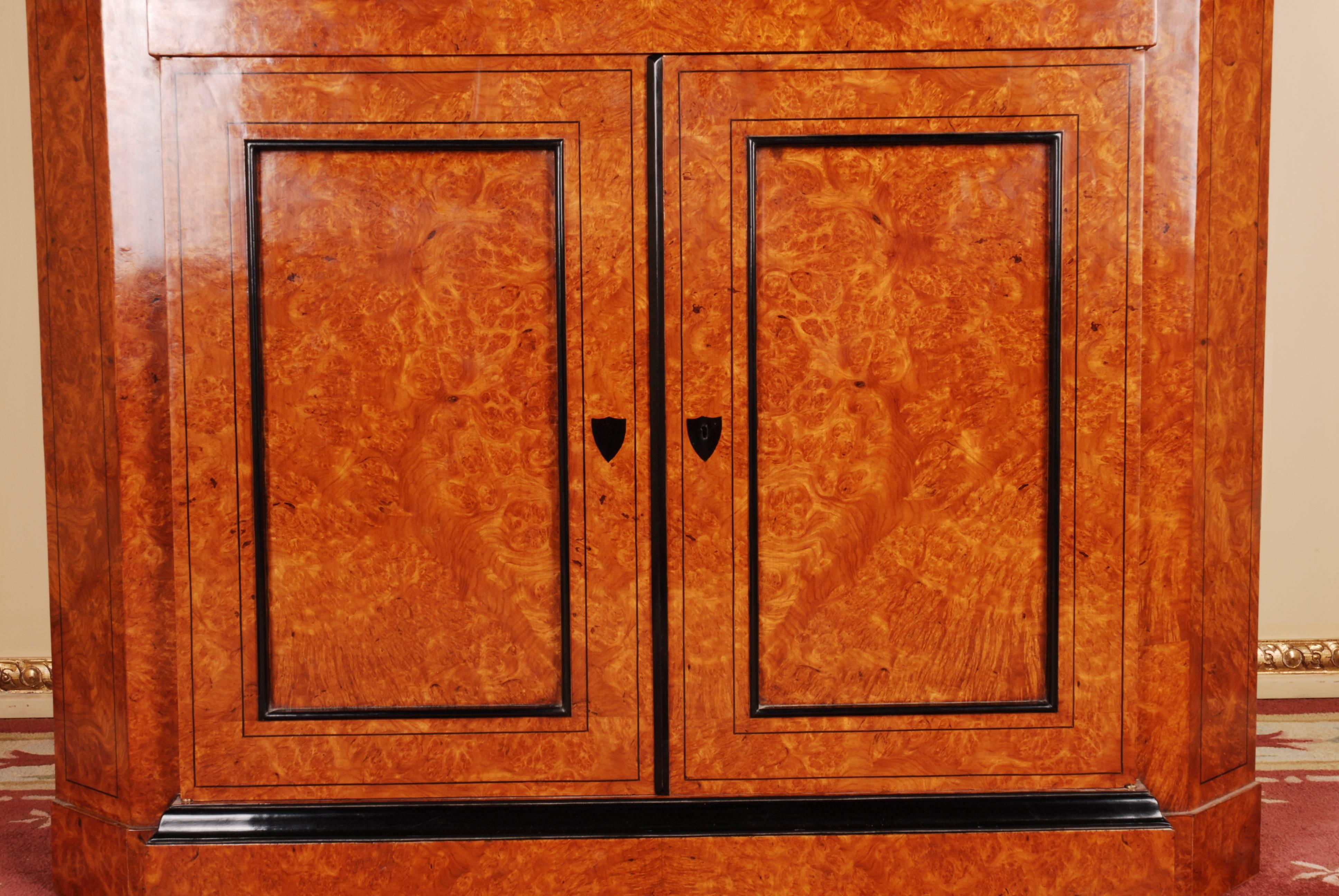 Elegant Corner Vitrine / cupboard in Antique Biedermeier Style maple veneer For Sale 2