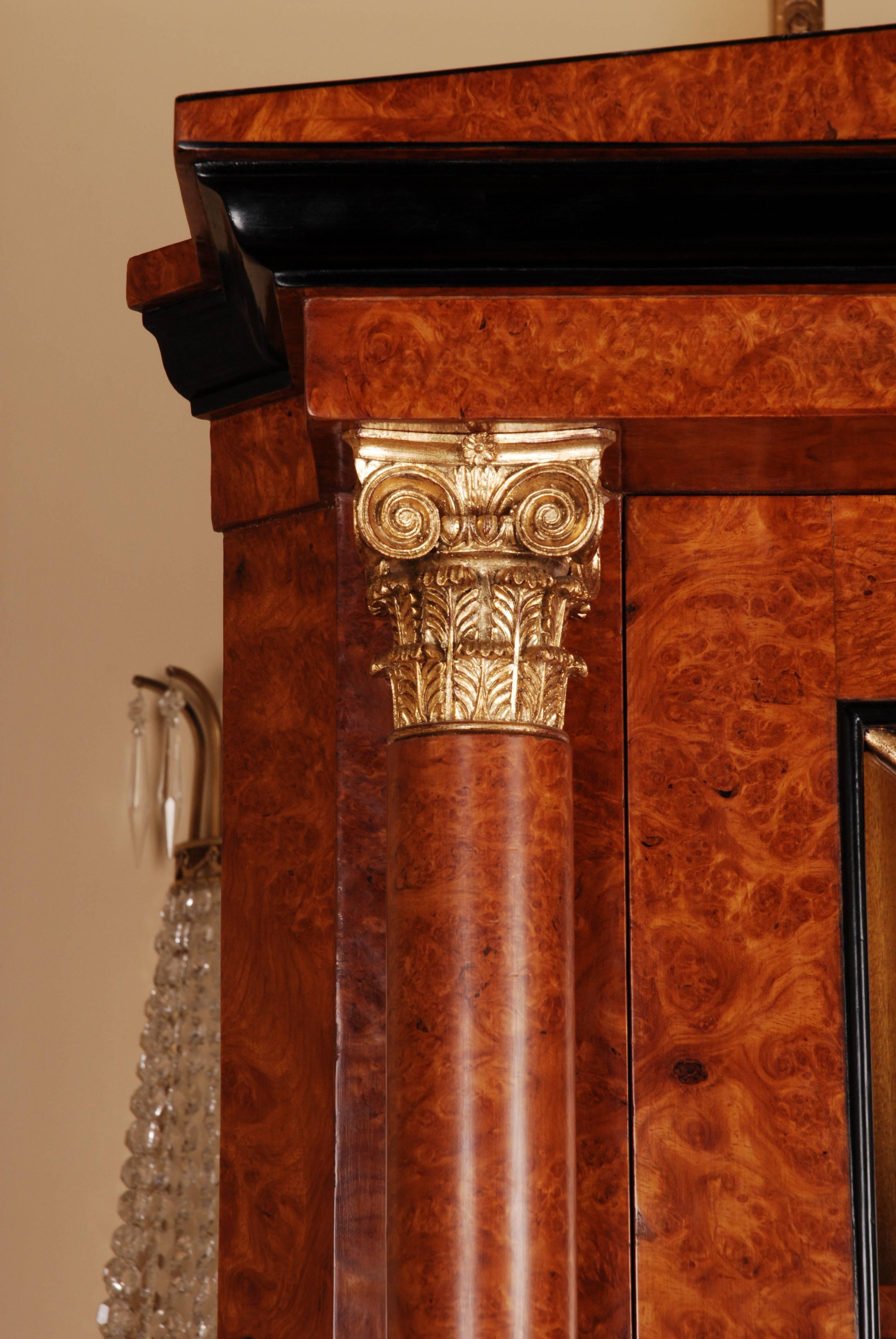 Elegant Corner Vitrine / cupboard in Antique Biedermeier Style maple veneer In Good Condition For Sale In Berlin, DE