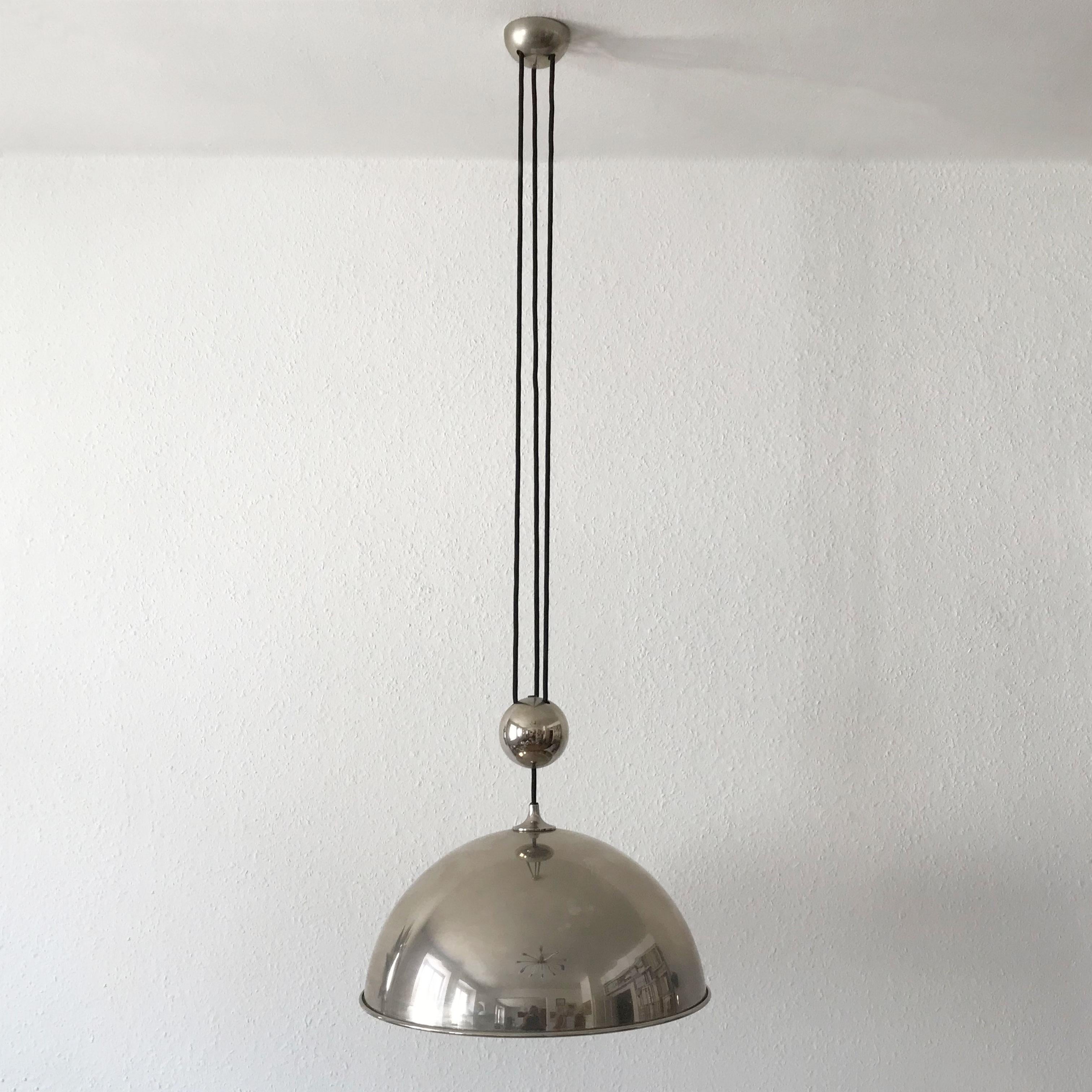 Elegante lampada a sospensione a contrappeso di Florian Schulz Germania anni '80 in vendita 4