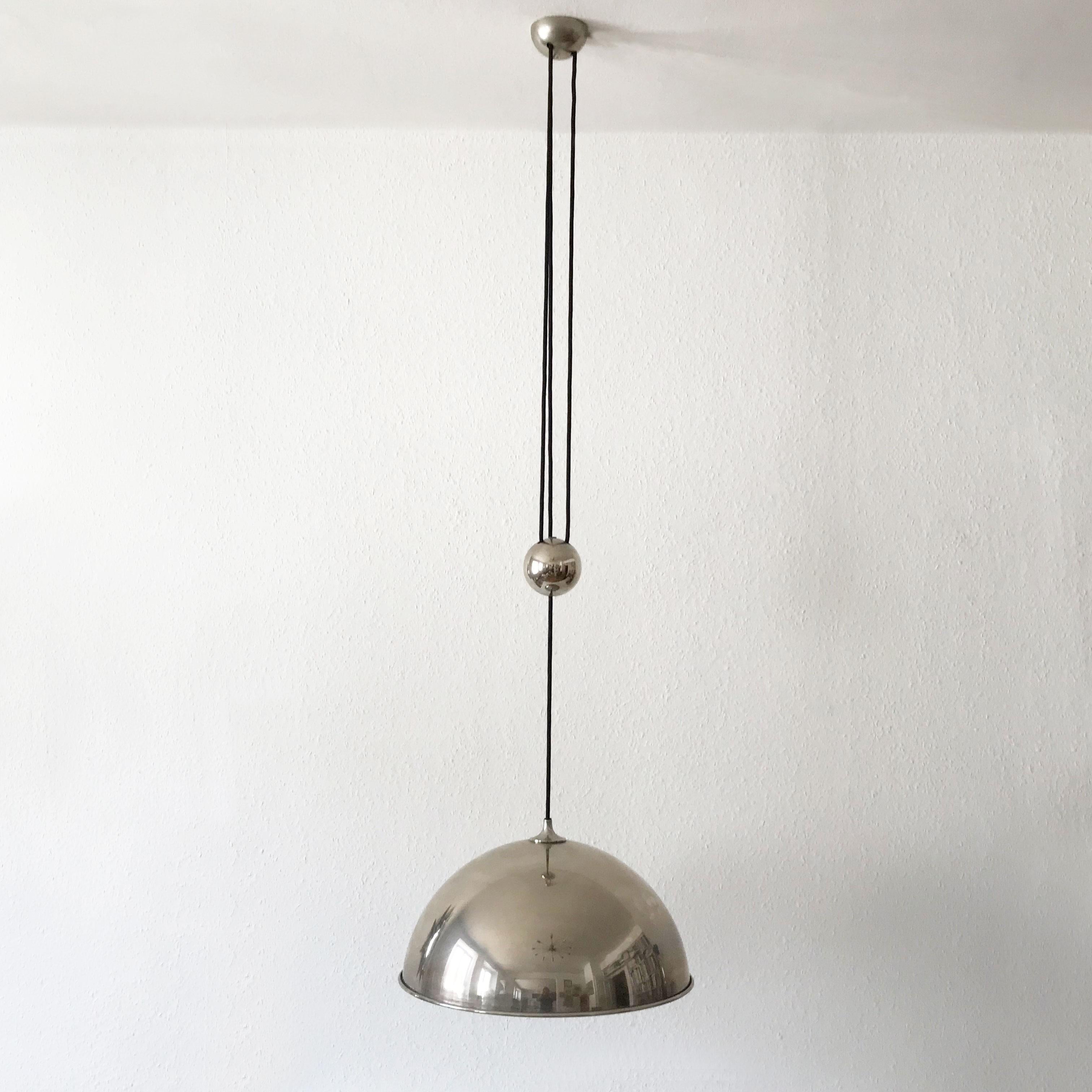 Elegant Mid-Century Modern counterweight pendant lamp by Florian Schulz, Germany, 1980s.

Executed in nickel-plated brass. The lamp needs 1 x E27 Edison screw fit bulb, is wired. It runs both on 110 / 230 Volt. 

Adjustable total height (the cord is