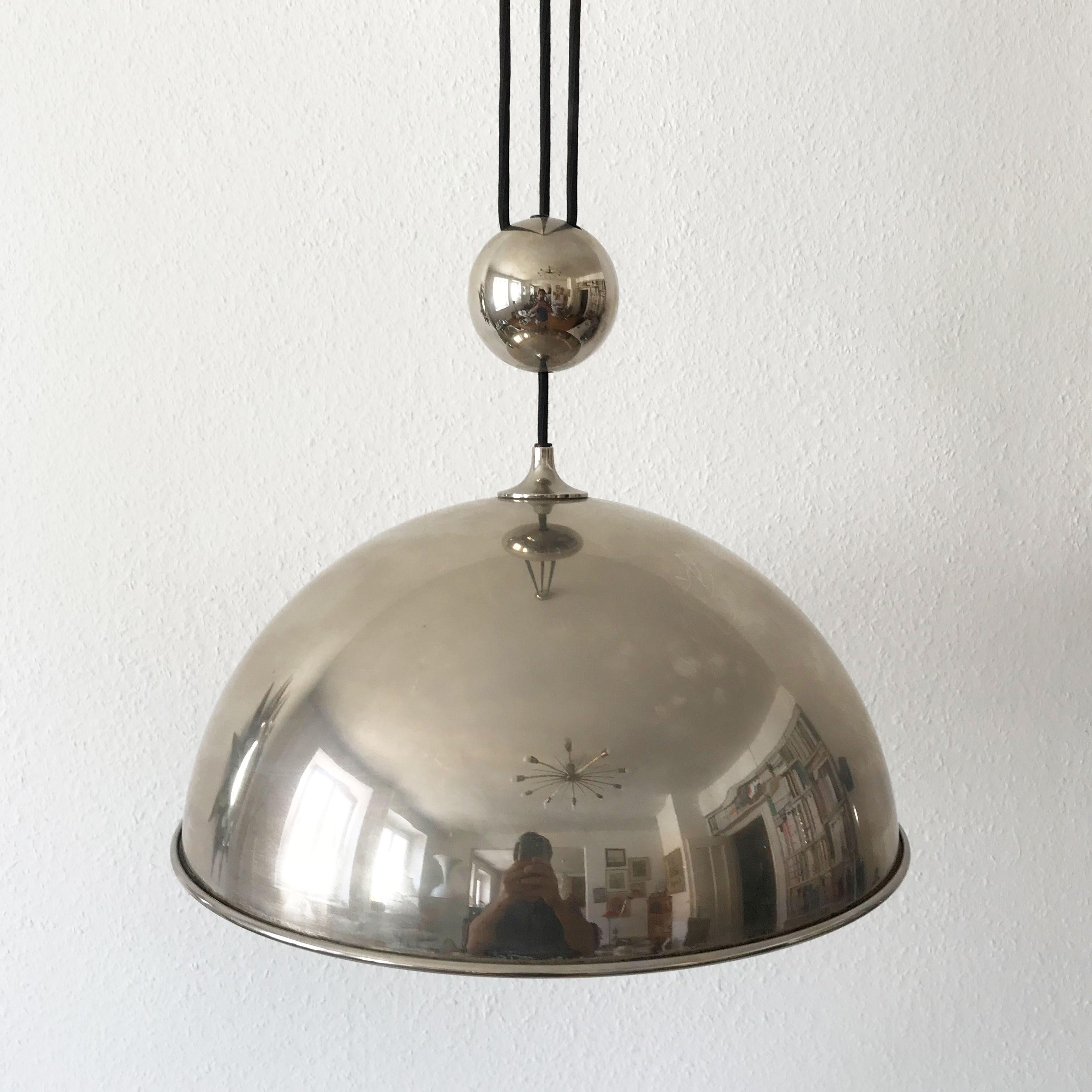 Placcato Elegante lampada a sospensione a contrappeso di Florian Schulz Germania anni '80 in vendita