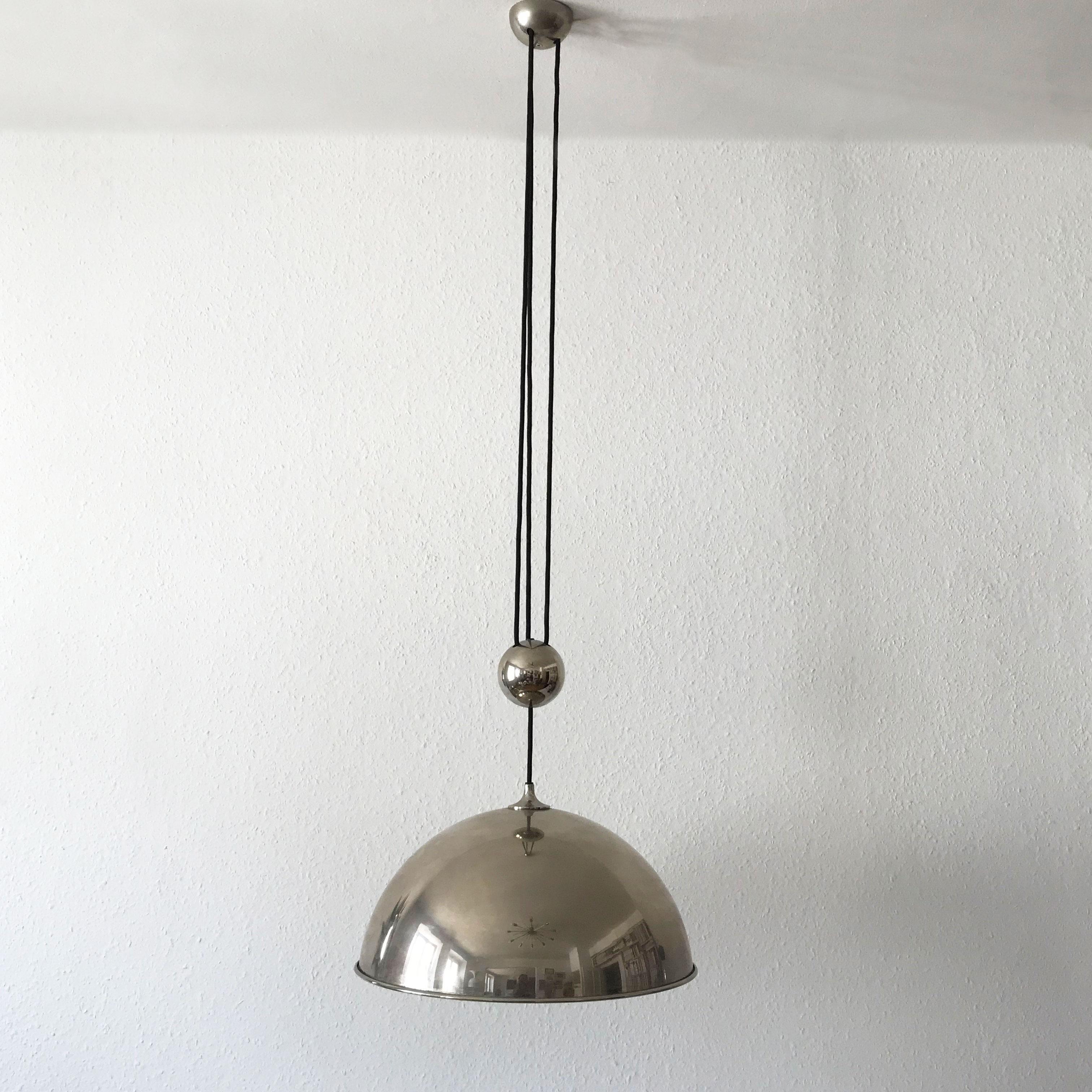 Elegante lampada a sospensione a contrappeso di Florian Schulz Germania anni '80 in vendita 1