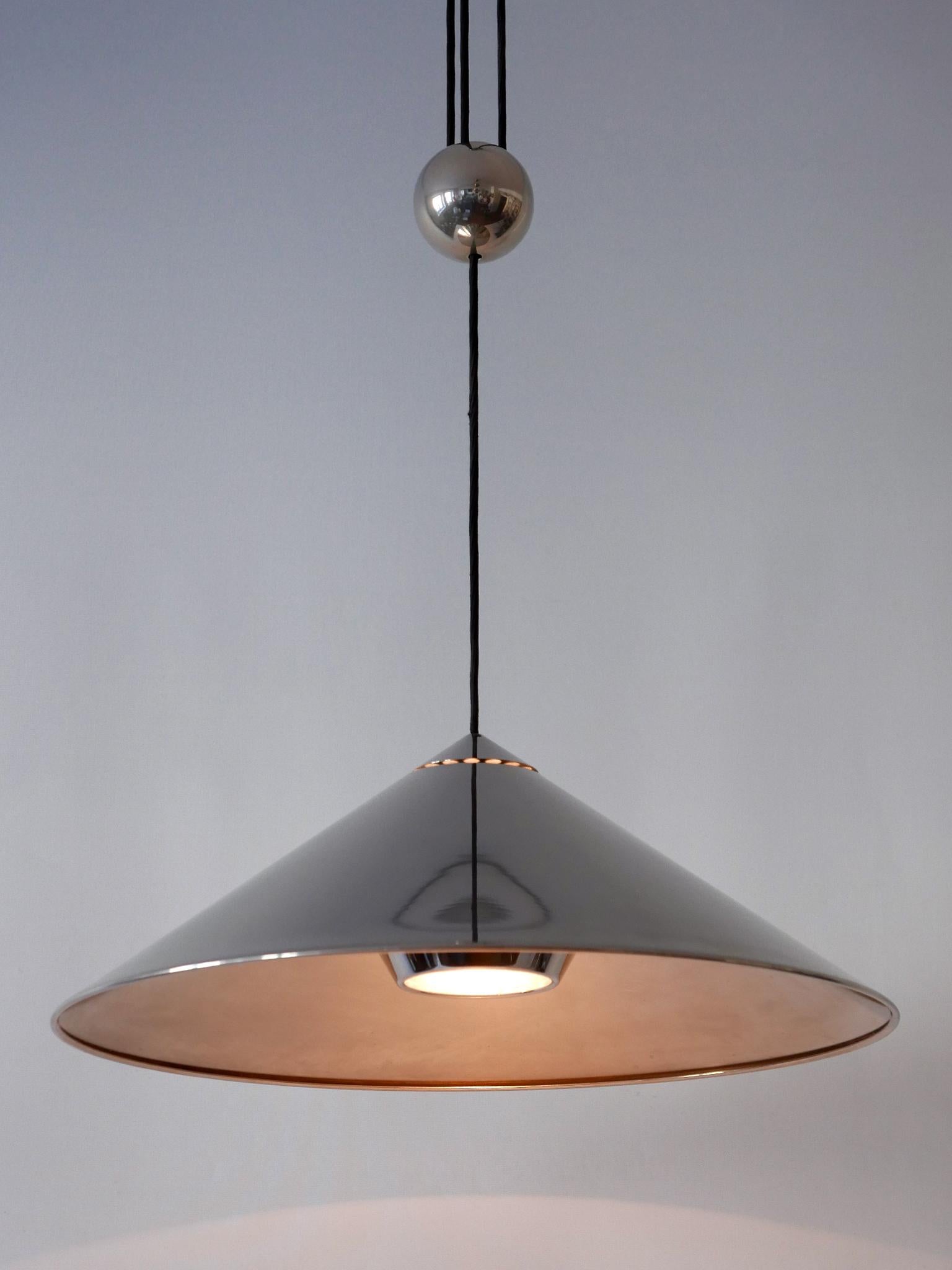 Elegante lampe suspendue à contrepoids ajustable 'Keos' de style moderne du milieu du siècle dernier. Conçu et fabriqué par Florian Schulz, Allemagne, années 1970.

Réalisée en laiton nickelé, la lampe nécessite 1 ampoule à vis E27 Edison, est