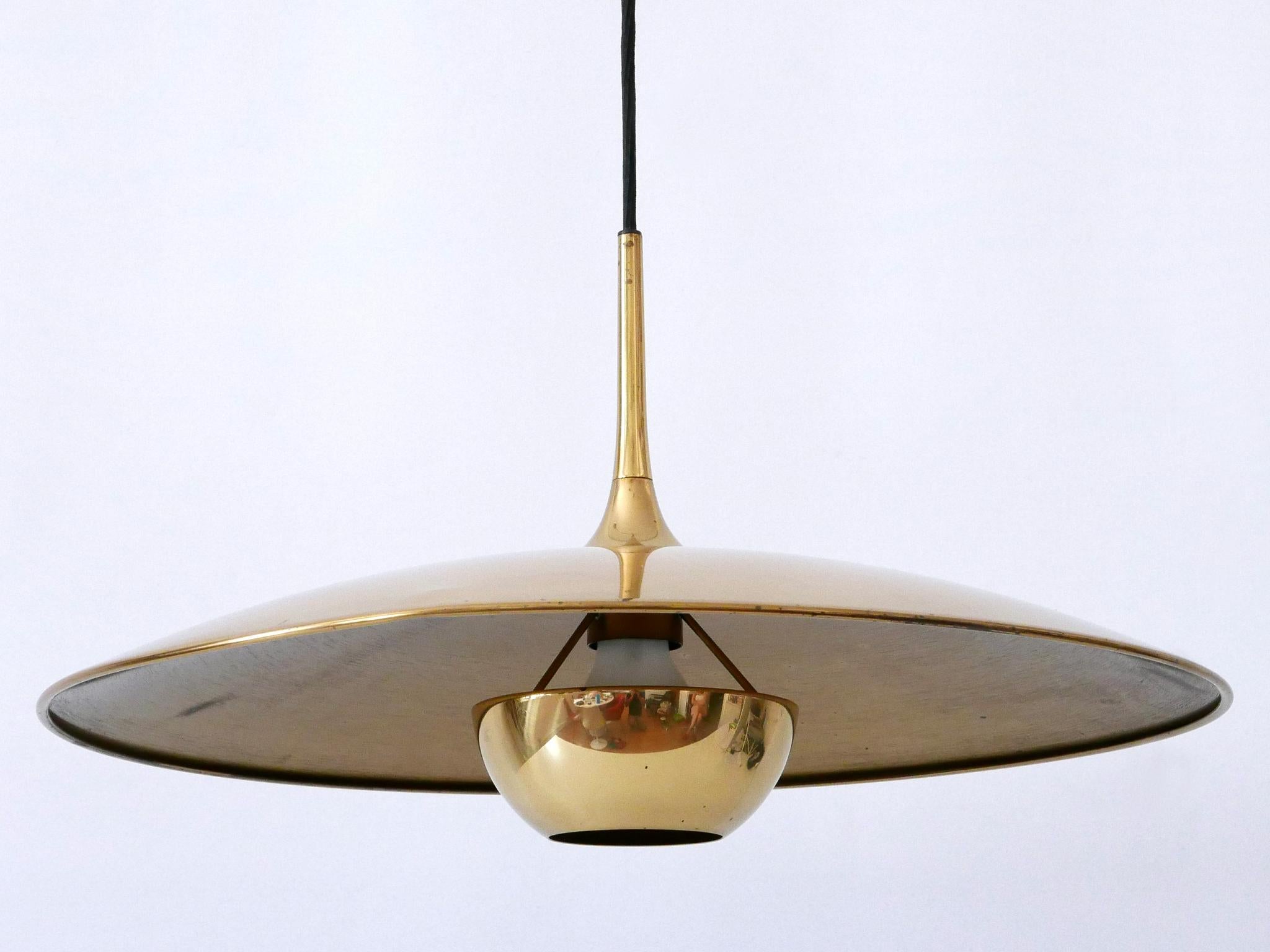 Elegant Counterweight Brass Pendant Lamp 'Onos 55' by Florian Schulz 1970s In Good Condition In Munich, DE