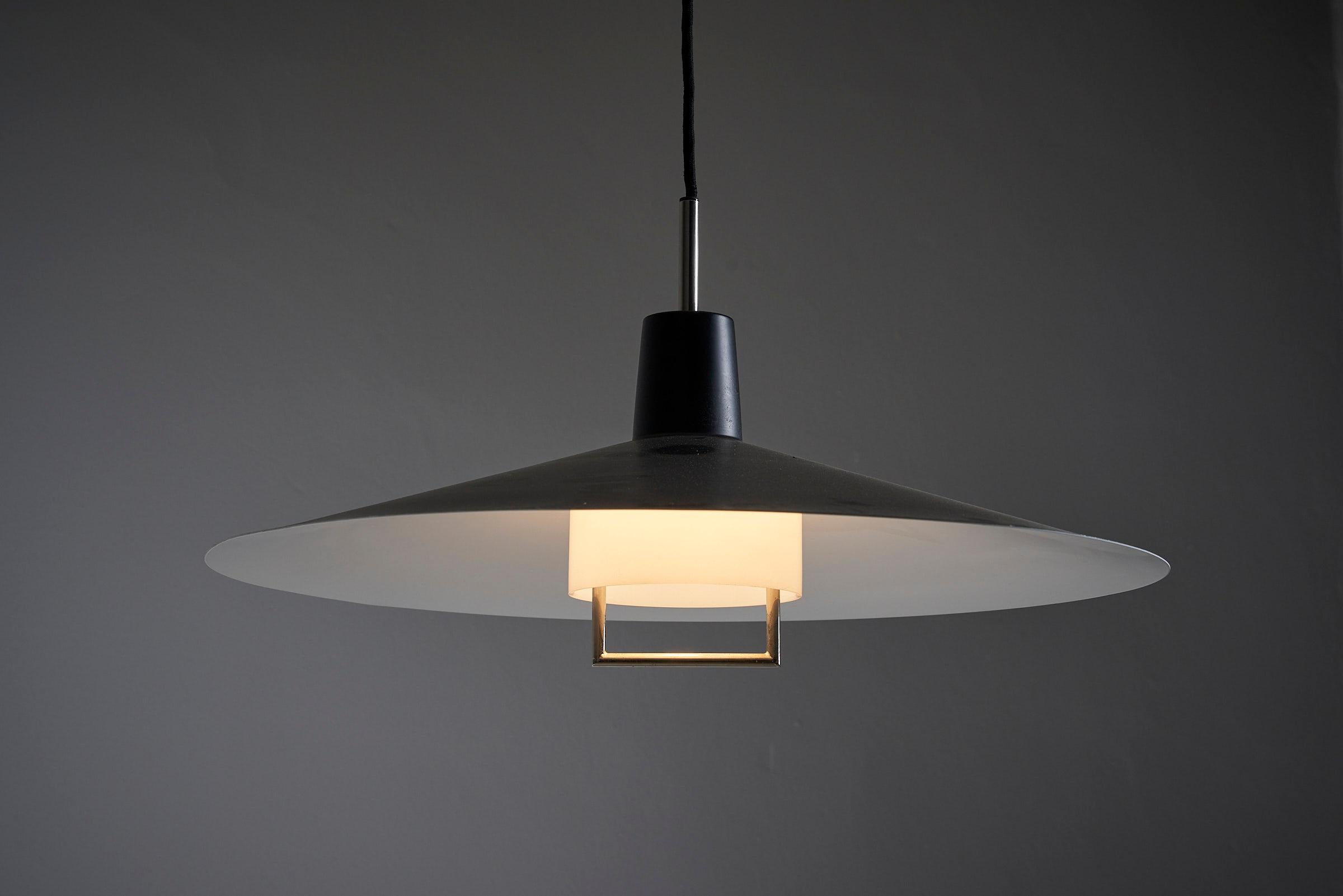 Elegante Gegengewichts-Pendelleuchte von Metalarte Spain (Moderne der Mitte des Jahrhunderts) im Angebot