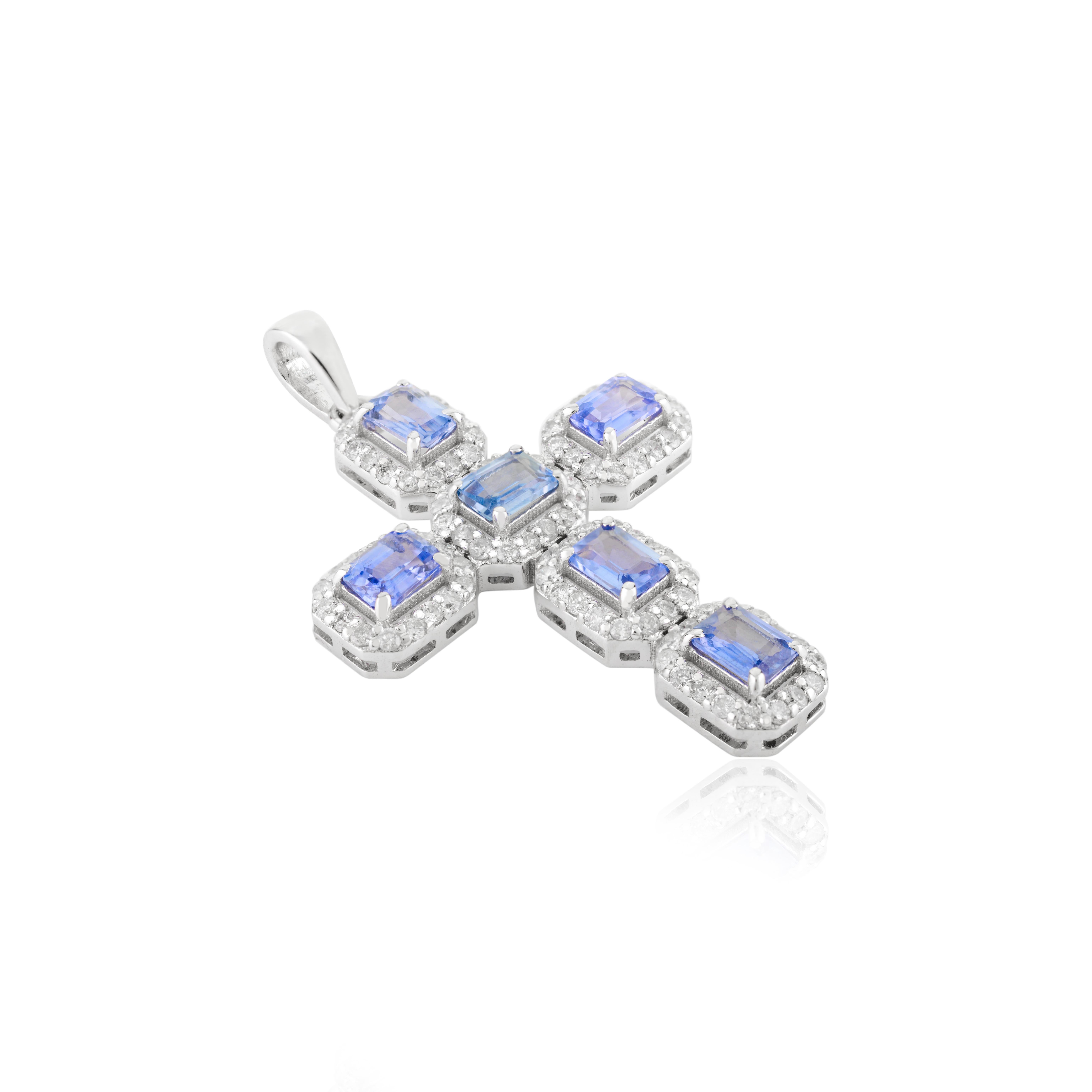 Elegant Cross Pendant in 14K White Gold with Blue Sapphires and Diamond Halo Art Decó en venta