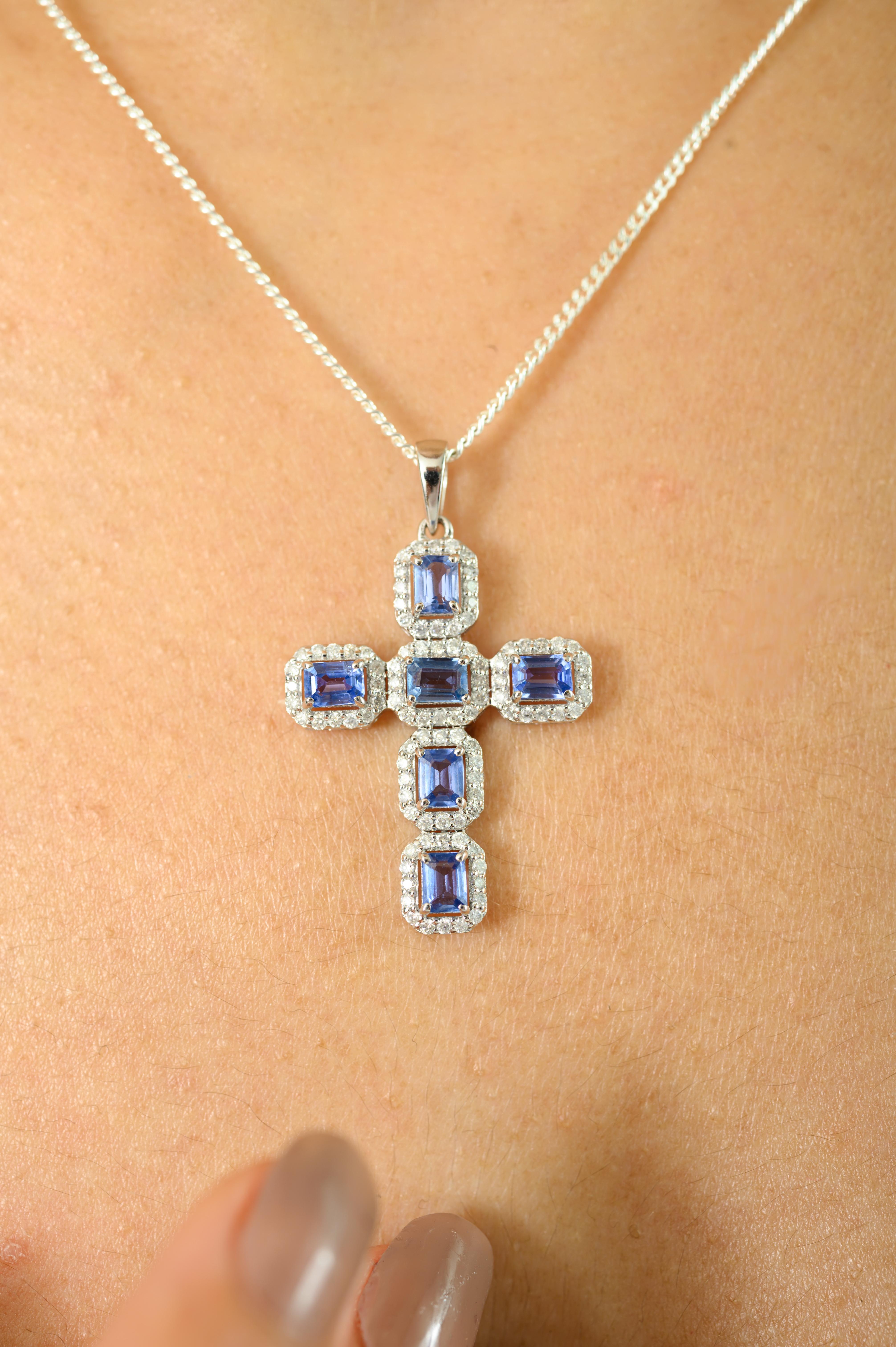 Elegant Cross Pendant in 14K White Gold with Blue Sapphires and Diamond Halo Corte octogonal en venta