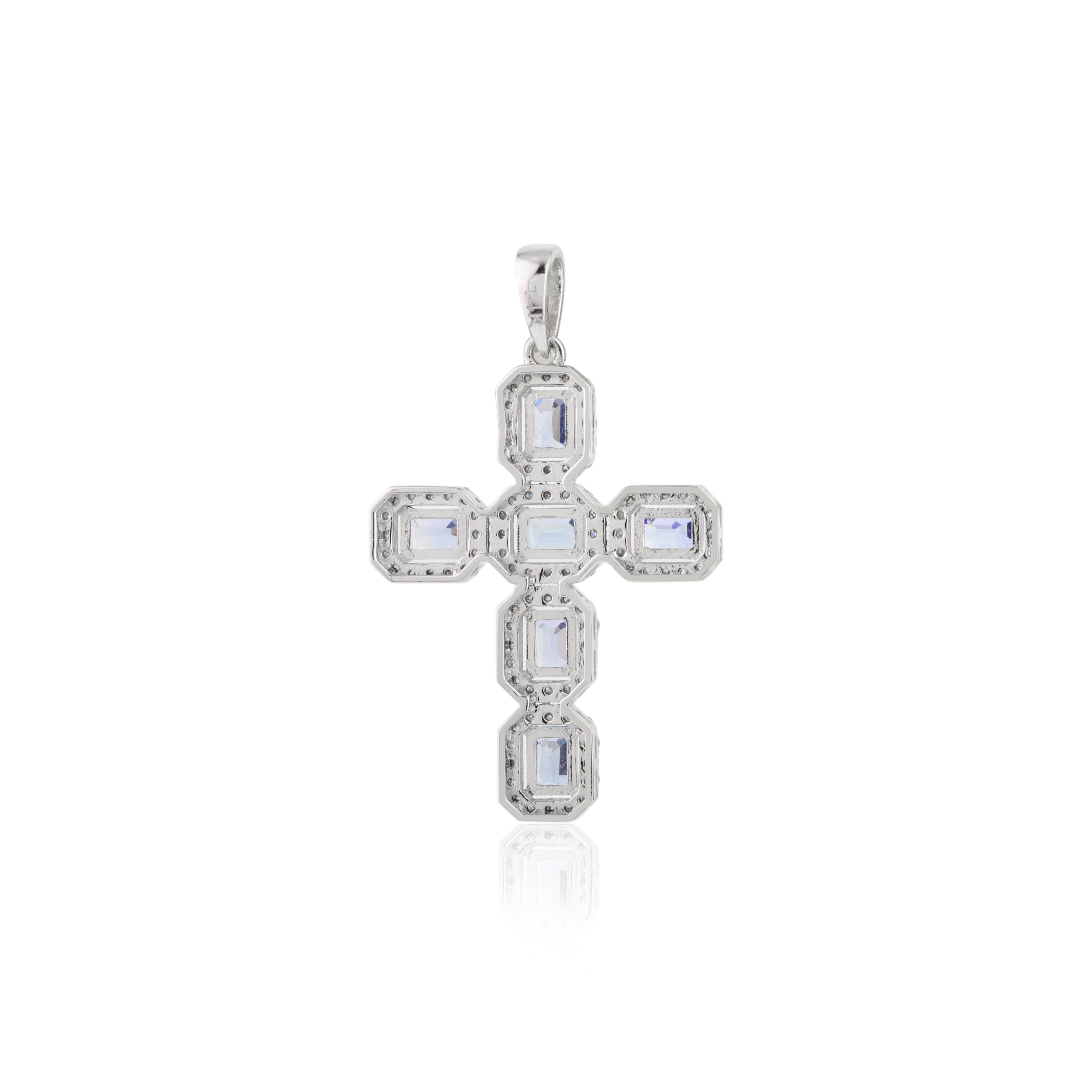 Elegant Cross Pendant in 14K White Gold with Blue Sapphires and Diamond Halo en Nuevo estado para la venta en New York, NY