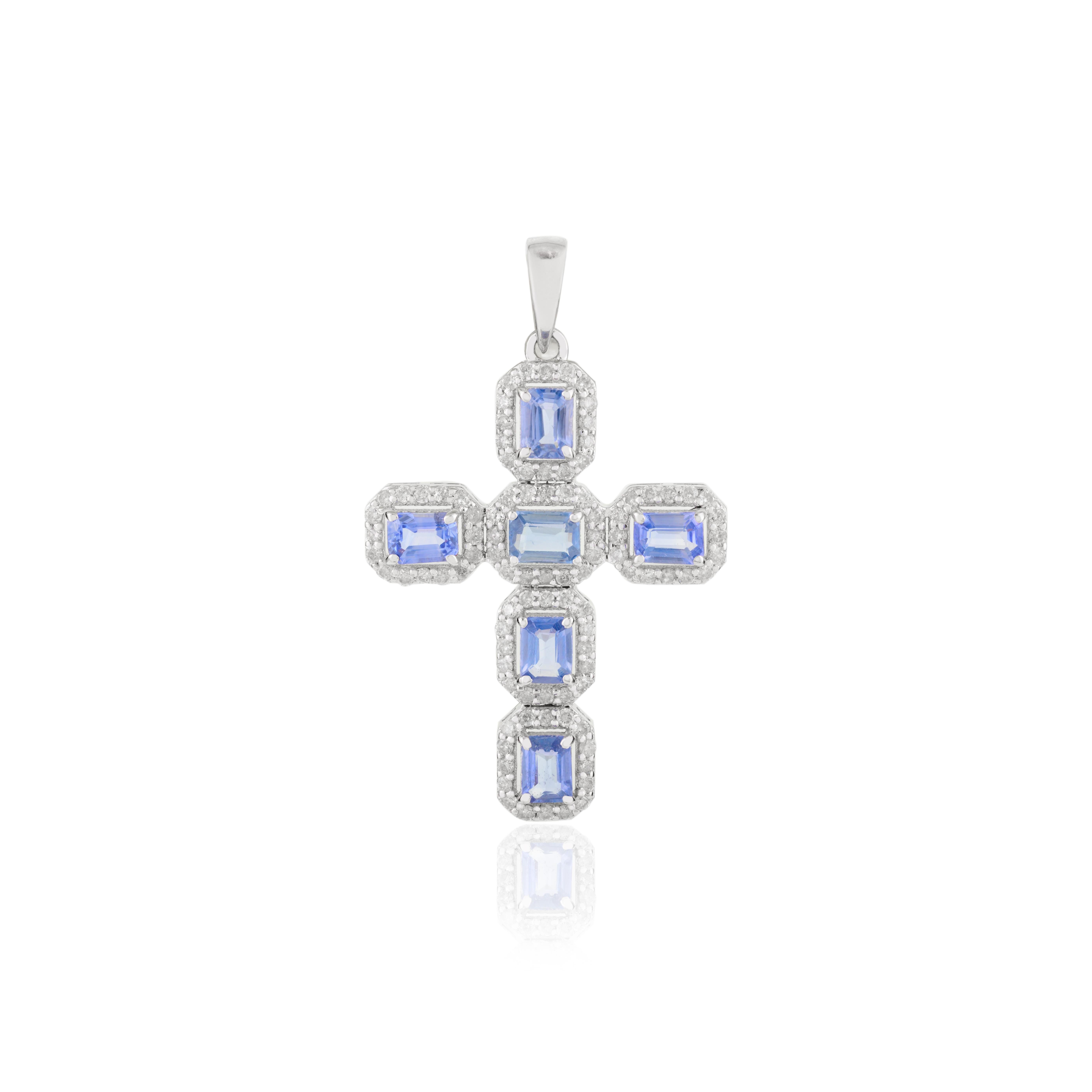 Elegant Cross Pendant in 14K White Gold with Blue Sapphires and Diamond Halo en venta 1